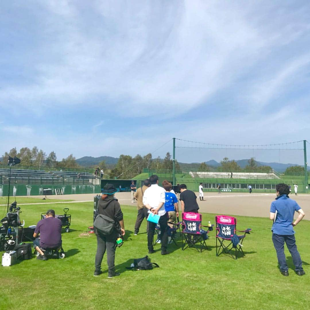 福田太郎さんのインスタグラム写真 - (福田太郎Instagram)「⚾️チャンネルはそのまま⚾️第２夜！ なんといってもNPO法人の代表を演じる #大泉洋 さんが初登場🙆‍♂️ ストーリーが大きく動き出します！ さらにはオクラホマ #藤尾仁志 さんが 気象予報士の降谷陽介として大活躍🌞🌦 予報は当たるけど、視聴者へ伝えるにはどうすべきか 苦悩しながら自らの道を見出していくという役どころ！ 俳優藤尾さんから、撮影中沢山勉強させてもらいました😂  個人的には、かなり思い入れのある第２回！ どんどん深みを増していくドラマをぜひご覧ください！ そして！！！🔥１０年前、高校時代を思い出す、 まさかの球児役で、やっとこさ出て来ます🤣 エキストラには、北海道の野球チームメイト #eithynines のメンバーが力になってくれました！ 今夜も #チャンネルはそのまま！で、 宜しくお願いします🌟  3/18（月）〜22（金）５夜連続放送！ #netflix では、全国で楽しみ頂けます📲 #水曜どうでしょう や #ハナタレナックス でおなじみの #チームナックス メンバーも続々登場！」3月19日 21時37分 - htb_tarofukuda