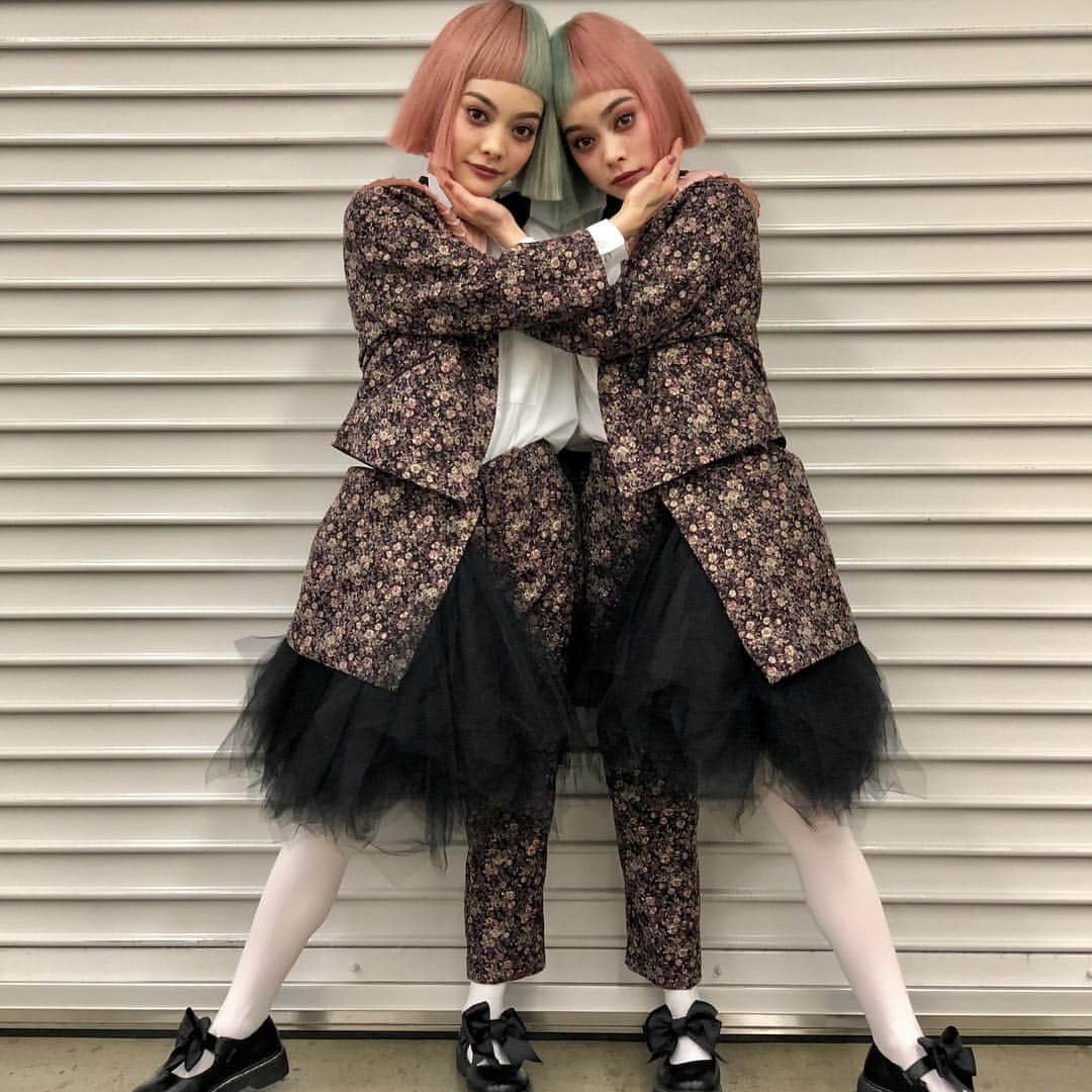 のインスタグラム：「. hoyuのヘアショーの衣装は、 2人で一つの洋服のようなデザインなので 歩くときも2人でくっついて歩きました☺︎ 今日一日ご一緒だった、 #BLANCO のサロンの皆さんが優しくて心遣いが素晴らしくて、すごく感謝した一日でした✨ . #横浜アンフィシアター#ヘアショー#プロジェクトC#hoyu#ホーユー#ヘアサロン#ヘアスタイル#双子#hair#hairsalon#hairmake#hairstyle #hairshow#BLANCO#twins#twinsmodel」