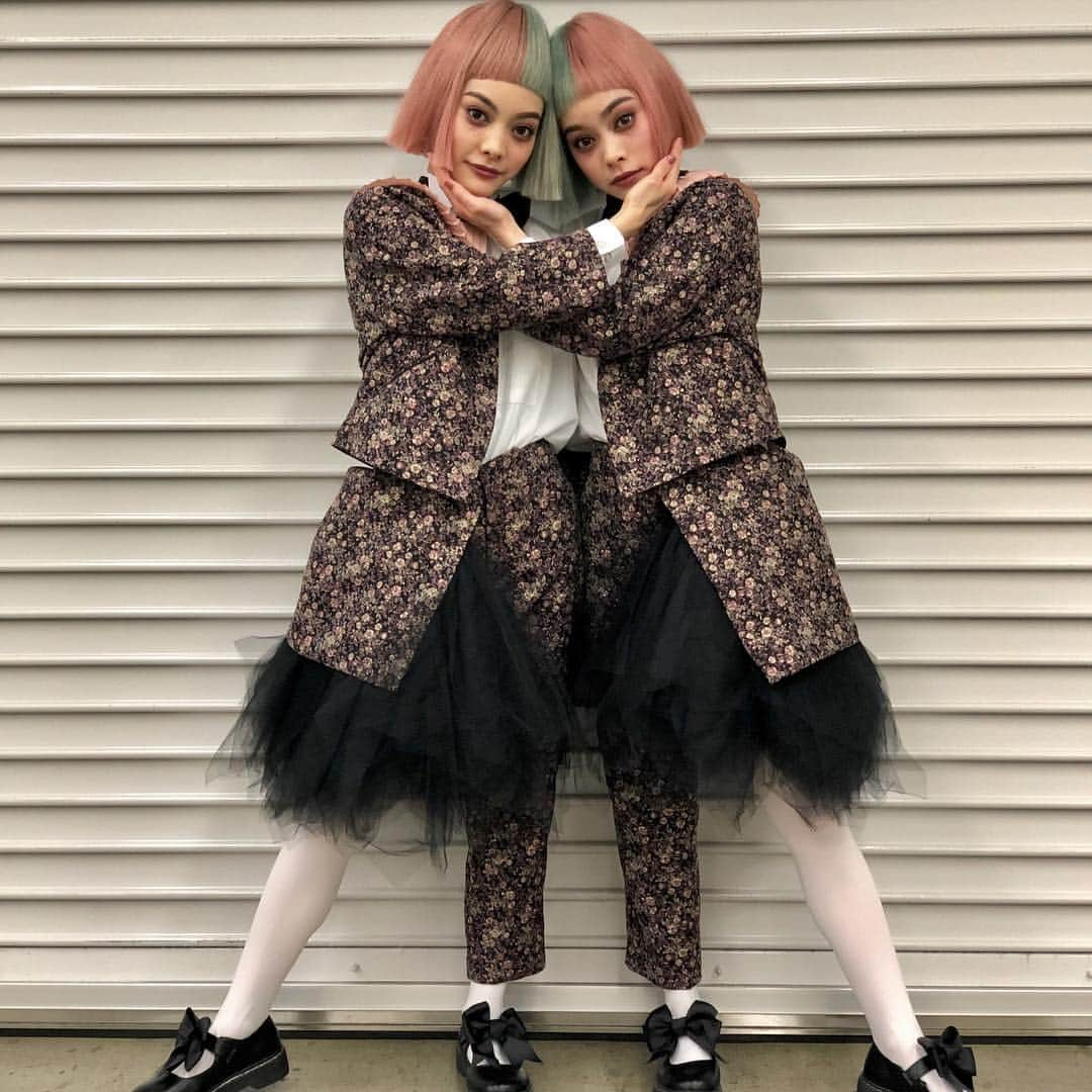 MIOさんのインスタグラム写真 - (MIOInstagram)「. hoyuのヘアショーの衣装は、 2人で一つの洋服のようなデザインなので 歩くときも2人でくっついて歩きました☺︎ 今日一日ご一緒だった、 #BLANCO のサロンの皆さんが優しくて心遣いが素晴らしくて、すごく感謝した一日でした✨ . #横浜アンフィシアター#ヘアショー#プロジェクトC#hoyu#ホーユー#ヘアサロン#ヘアスタイル#双子#hair#hairsalon#hairmake#hairstyle #hairshow#BLANCO#twins#twinsmodel」3月19日 21時31分 - mio_abp