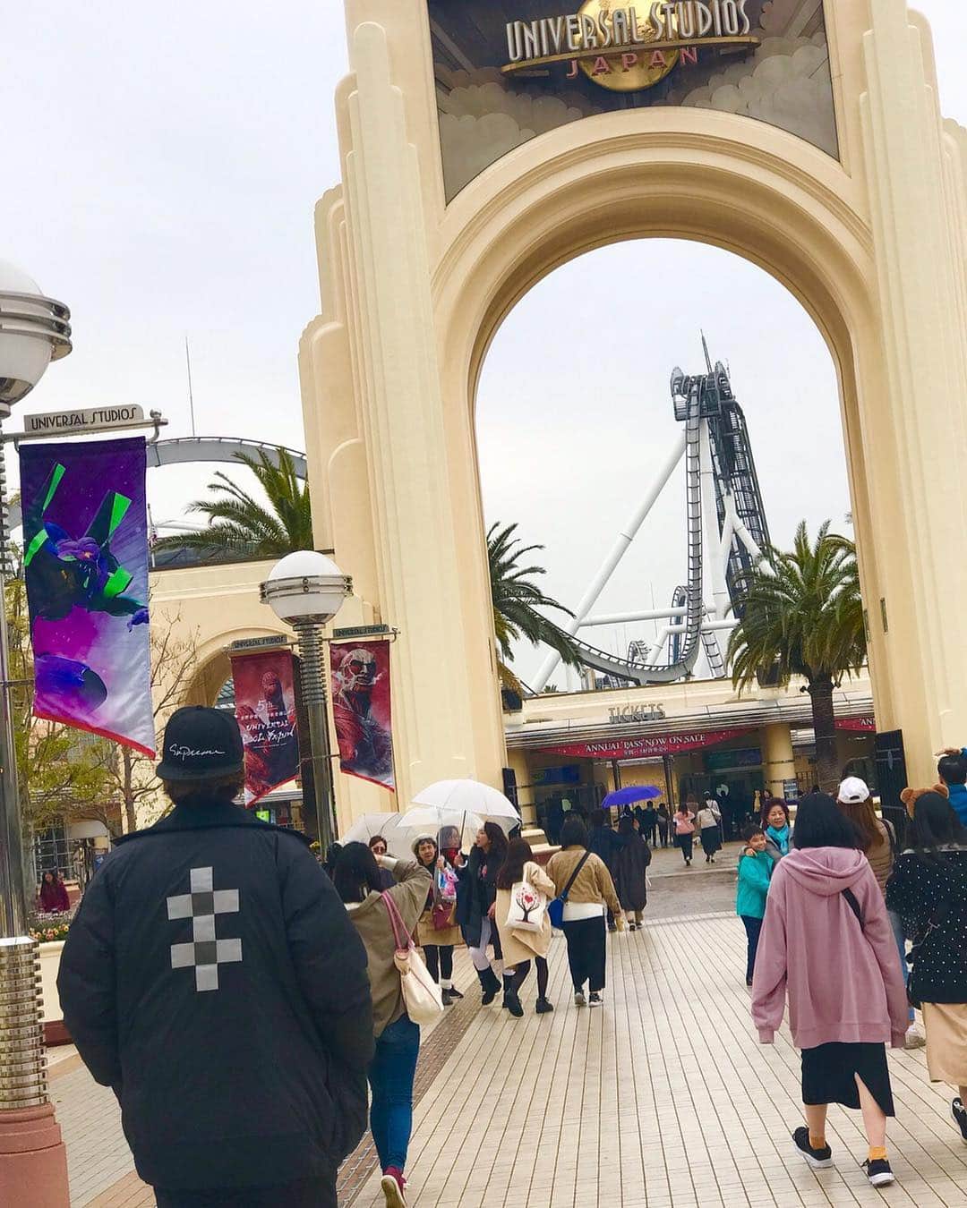 大崎玲央のインスタグラム：「連休は家族でリフレッシュ。 Family time👪 #雨止んでよかった #初usj #universalstudiosjapan」