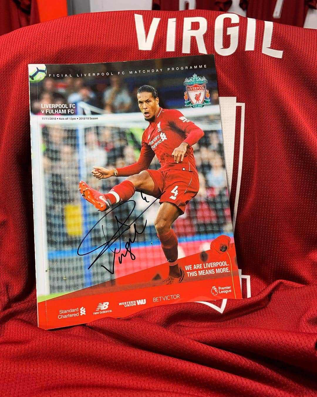 リヴァプールFCさんのインスタグラム写真 - (リヴァプールFCInstagram)「We’re giving away a signed #LFC v @fulhamfc programme from this season’s home game 🙌🔴 To enter 👉 1) Like the photo 2) Comment ‘VVD’ on the picture 3) Follow @LFC... Good luck! 👊 T&C’s in our bio #LiverpoolFC #Liverpool」3月19日 21時34分 - liverpoolfc