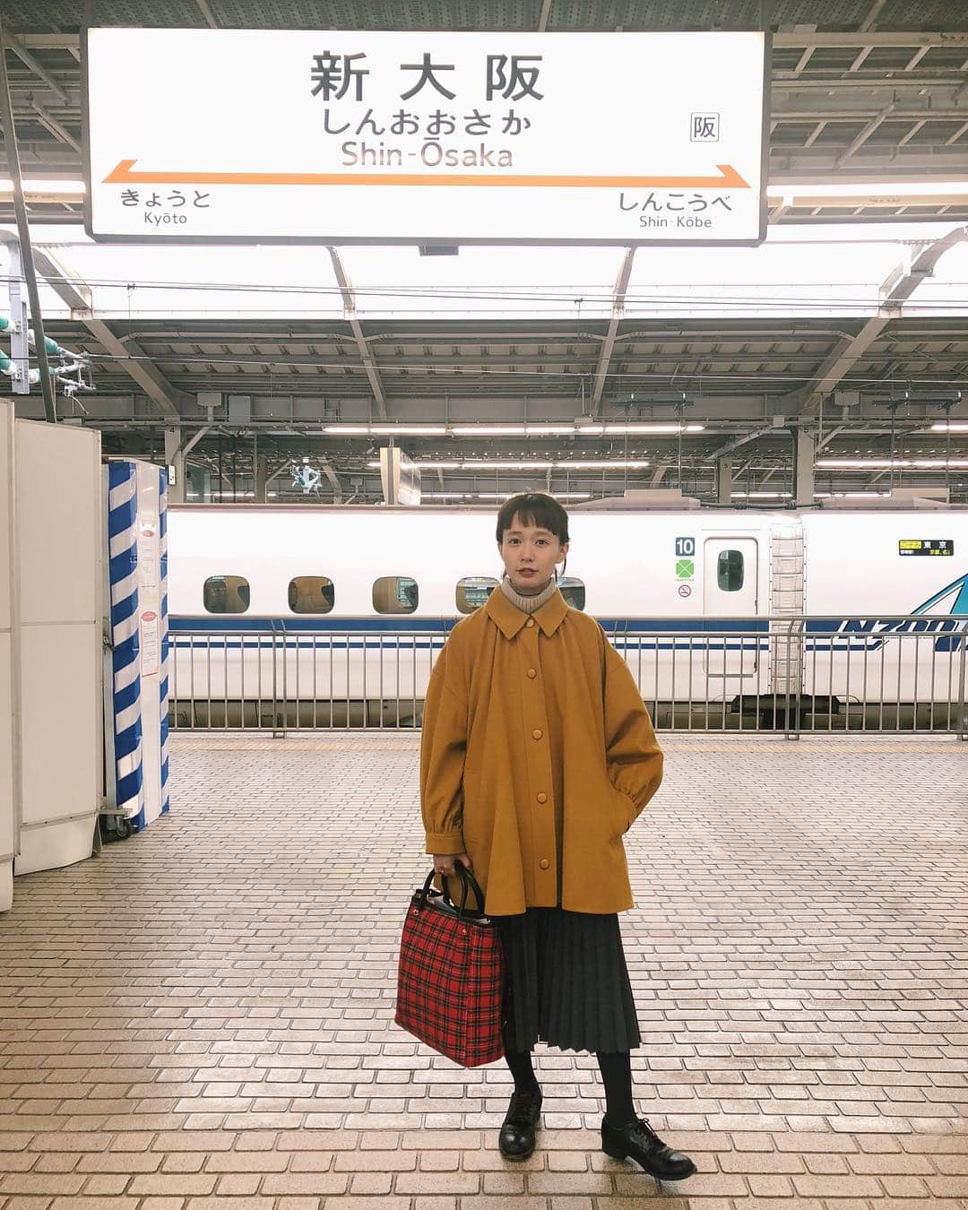 柴田紗希さんのインスタグラム写真 - (柴田紗希Instagram)「#私服さん #しば服 アウター... @haight_tokyo (イヴサンローラン) スカート... @usum_official  ニット... @bilitis.dix.sept.ans  バック... @controlfreak_official  今日は弾丸大阪だったよ！ 一瞬だったけどお洋服のお仕事がまた一つ、はじまる楽しくて嬉しい☺️またできるようになったらお知らせするね♡ . ちなみに大阪は4月29日！ エヘカソポコラボイベントでまた行くよー！ HEPFIVEで待っとるよー！✨ . #新大阪 #たこ焼きはわなかを食べたよ #わなか #古着 #vintage」3月19日 21時34分 - shibasaaki