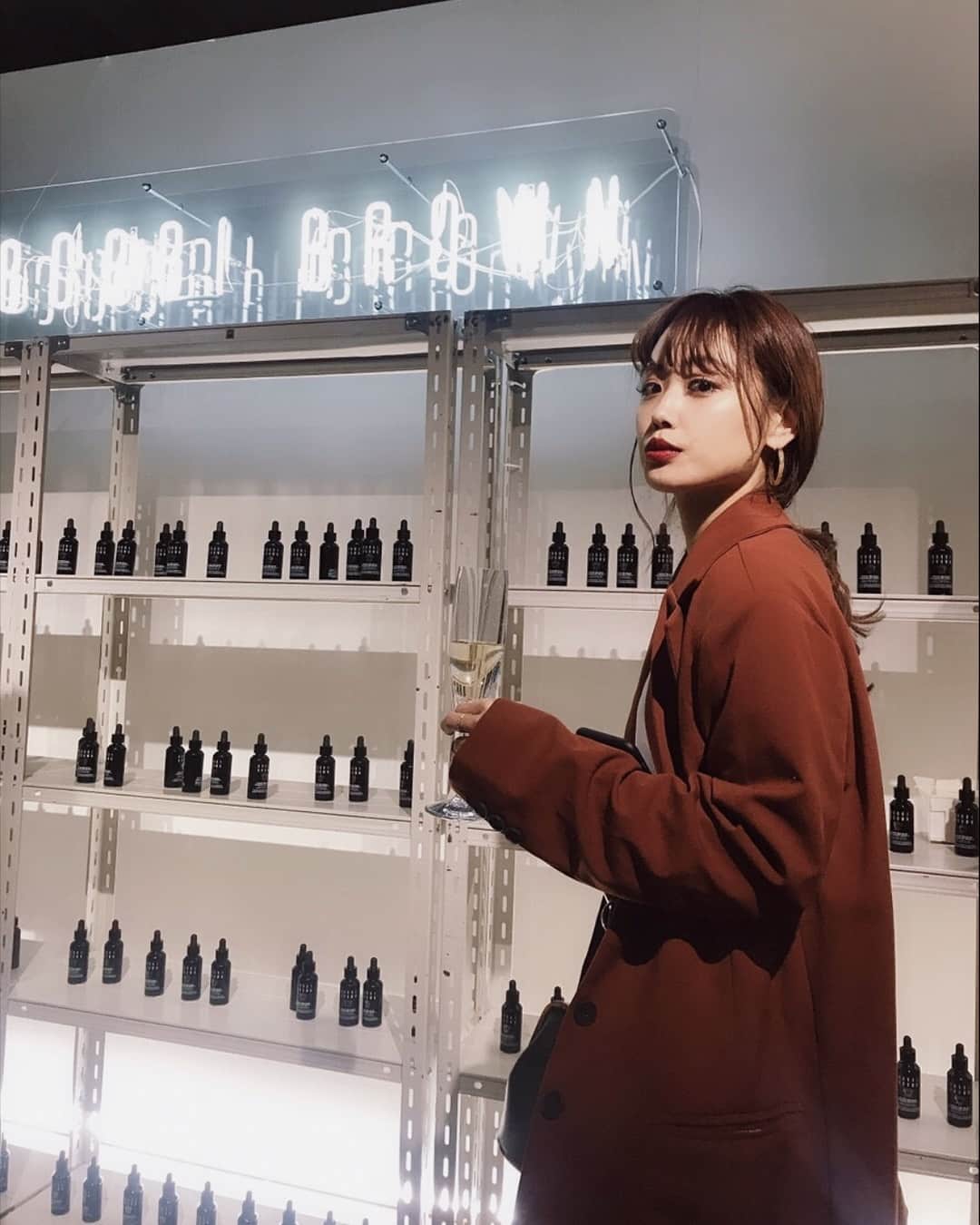 のインスタグラム：「#bobbibrown  インテンシブ スキン セラム ファンデーション4周年記念パーティーへ❤︎ めっちゃ人気みたいで、 私の肌の色に合いそうな色を塗ってもらったよ〜 スキンケア成分配合のファンデーションに惹かれた☺︎ @bobbibrownjapan  #コスメ #化粧品 #美容液ファンデ #ボビイブラウン #pr」