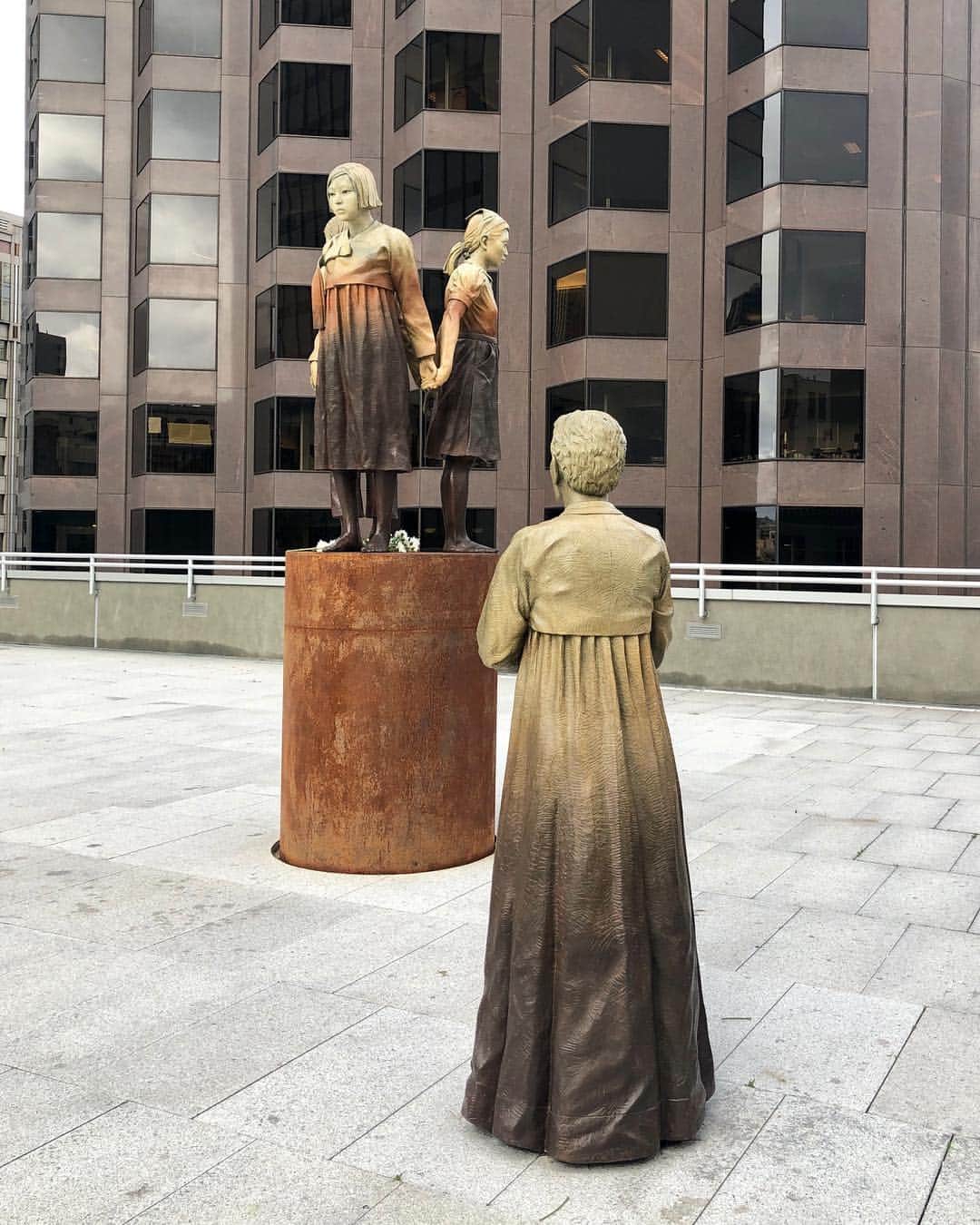 キム・グリームさんのインスタグラム写真 - (キム・グリームInstagram)「⠀⠀⠀⠀⠀⠀⠀⠀⠀⠀⠀⠀⠀⠀⠀⠀⠀ San Francisco comfort women statue. ⠀⠀⠀⠀⠀⠀⠀⠀⠀샌프란시스코 위안부 기림비. ⠀⠀⠀⠀⠀⠀⠀⠀⠀⠀⠀⠀⠀⠀⠀⠀⠀ 이 미국의 도시 한 곳에 이렇게 할머니들을 기억할 수 있는 공간이 있다는게 감사하면서도.. 마음 한켠이 참으로 먹먹해집니다. 절대 잊지 않겠습니다. 두번 다시 이와 같은 아픈 역사가 다시는 반복되지 않도록. I won’t forget, We won’t forget. ⠀⠀⠀⠀⠀⠀⠀⠀⠀⠀⠀⠀⠀⠀⠀⠀⠀ ⠀⠀⠀⠀⠀⠀⠀⠀⠀⠀⠀⠀⠀⠀⠀⠀⠀ #sanfrancisco #comfortwomen #statue #memorial #마리몬드 #후드집업 #위안부후원」3月19日 21時39分 - greemkim