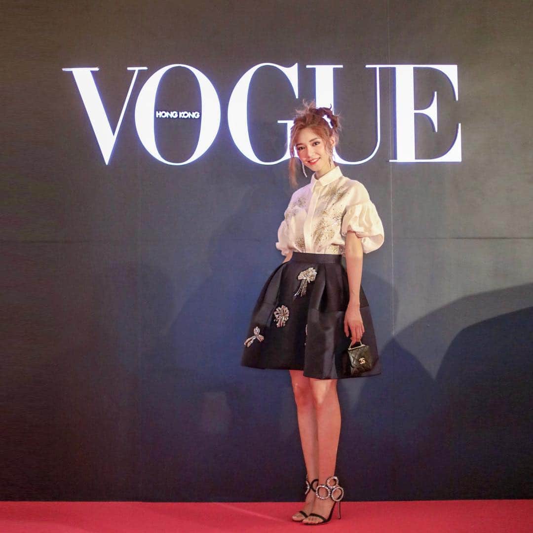 Elva Niさんのインスタグラム写真 - (Elva NiInstagram)「Vogue is here🖤 @voguehongkong . . . . . . Dress code: Vogue  @dicekayek  @giuseppezanotti  @chanelofficial #vogueloveshk #voguehaslanded #hongkonginvogue #voguexrosewood」3月19日 21時39分 - misselvani