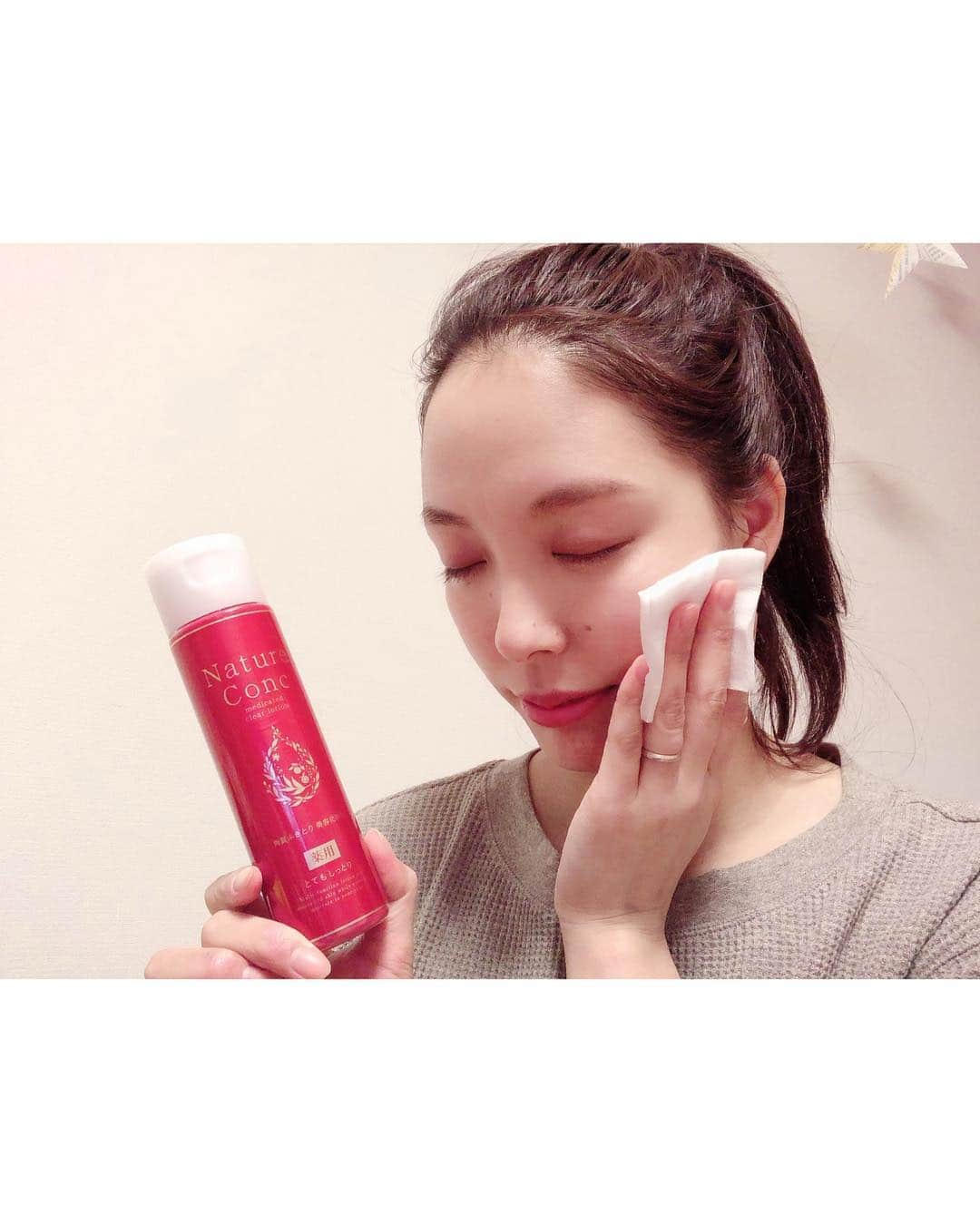 lily112988さんのインスタグラム写真 - (lily112988Instagram)「: #skincare . . アンバサダーをさせていただいている ▶︎ネイチャーコンク @natureconc_narisup #ふきとり革命プロジェクト の 撮影イベントに参加して キービジュアルモデルとして 公式サイトに 掲載していただきました♡♡♡ 左上にちょこっと居ます︎☝︎ 記念に載せさせてください♡ . 使い始めて数週間になるのですが 気になっていた 眉間や顎のザラつきや 小鼻の毛穴が 気にならなくなってきました…！ . 今までは ふきとりの必要性がわからなくて 肌も強くないし…と思って 使っていなかったけど ネイチャーコンクは 不要な古い角質だけを 取り除いてくれて しっかり保湿もしてくれるから 肌がピリつくことなんてなくて ふきとりの概念が変わりました…！！ ほんとに革命✨ . 2枚目に 使用動画を載せてみたよ( ¯﹀¯ ) 気になるところは くるくるくる🌀と 重点的に！ 基本は染み込ませたコットンで サッとなでるだけでOK🙆‍♀️ 顔が終わったら 首とデコルテも( ⌯᷄௰⌯᷅ ) . 本当に良いことが実感出来たので 周りのお友達や家族にも 自信を持っておすすめしてます👌 : : : #ネイチャーコンク #ふきとり革命 #垢抜け肌 #ふきとり化粧水 #朝洗顔 #ナリスアップ #角質ケア #natureconc #角質ふきとり化粧水 #ブースター #導入美容液 #化粧品 #肌ケア #美肌 #お気に入りコスメ #コスメ好きさんと繋がりたい #コスメマニア #cosme #モデル #読者モデル #ママモデル #beautyまとめ #美容 #美容好きな人と繋がりたい」3月19日 21時40分 - lily112988