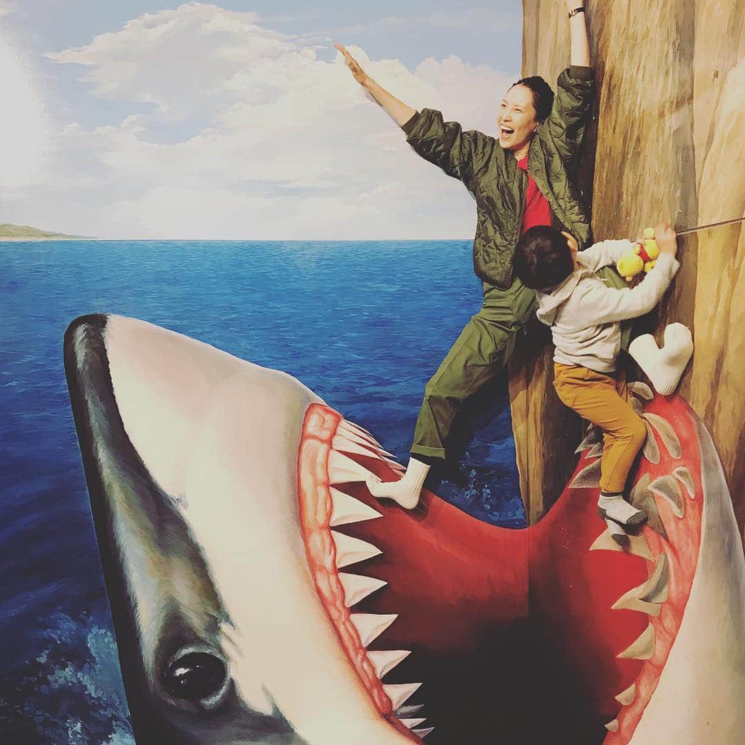 浜島直子さんのインスタグラム写真 - (浜島直子Instagram)「今日は鮫に襲われたりマンモスに襲われたりいろいろ大変な1日でしたが、息子に助けてもらい命拾いしました🎉 ・ #熱海トリックアート迷宮館 #初めて行ったけど #めちゃくちゃおもろいやないの！！ #春休み #ずっと家にいると #家が壊れる #暴れ肉団子」3月19日 21時42分 - hamaji_0912