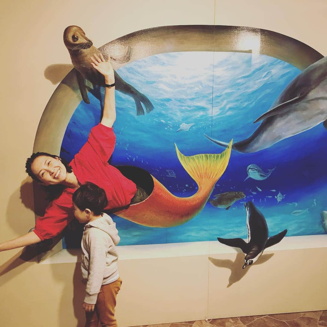 浜島直子さんのインスタグラム写真 - (浜島直子Instagram)「今日は鮫に襲われたりマンモスに襲われたりいろいろ大変な1日でしたが、息子に助けてもらい命拾いしました🎉 ・ #熱海トリックアート迷宮館 #初めて行ったけど #めちゃくちゃおもろいやないの！！ #春休み #ずっと家にいると #家が壊れる #暴れ肉団子」3月19日 21時42分 - hamaji_0912