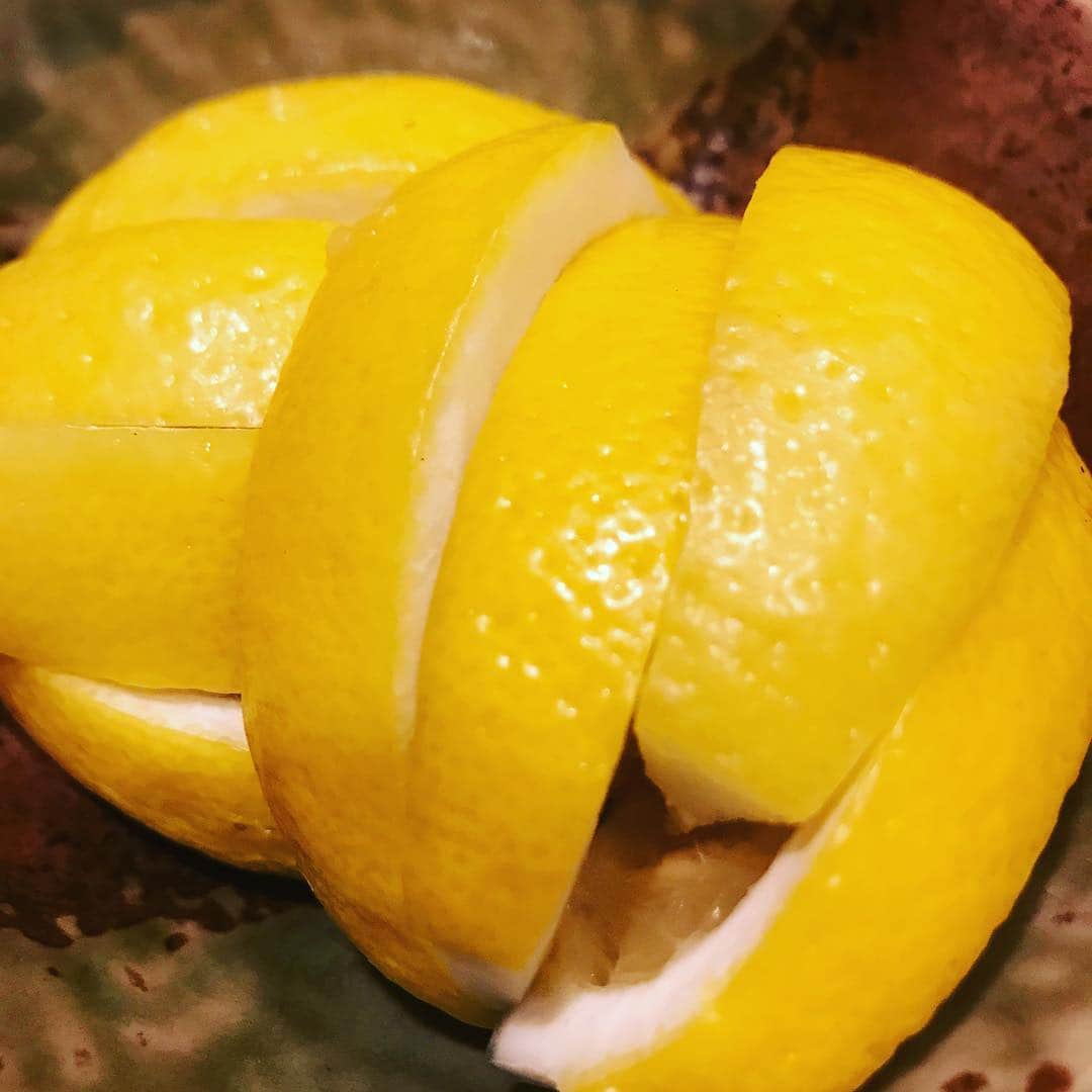 有吉弘行さんのインスタグラム写真 - (有吉弘行Instagram)「お肌に良いのはレモンです！ 1日100個食べてね！」3月19日 21時43分 - ariyoshihiroiki