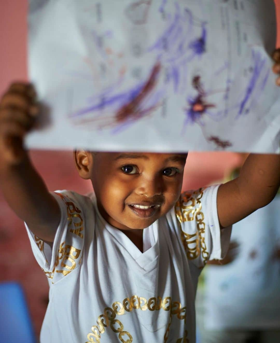 unicefさんのインスタグラム写真 - (unicefInstagram)「Look at THIS! 👀 🎨  This little one is proudly showing his latest masterpiece at a UNICEF-supported early childhood development centre in Djibouti. © UNICEF/UN0220421/Noorani  #EarlyMomentsMatter」3月19日 21時55分 - unicef