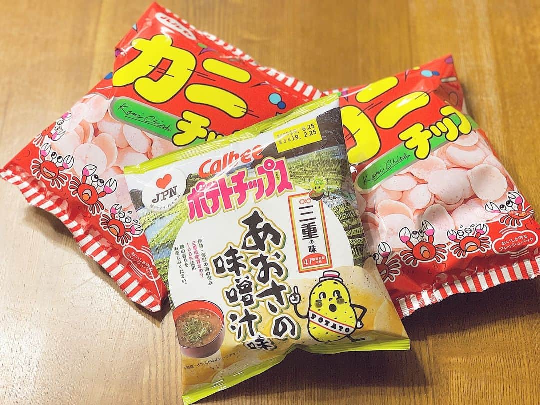 のインスタグラム：「❁︎ ㅤㅤㅤㅤㅤㅤㅤㅤㅤㅤㅤㅤㅤ 昨日アップしたご当地パックに続いてのご紹介〜 ㅤㅤㅤㅤㅤㅤㅤㅤㅤㅤㅤㅤㅤ ご当地 #ポテトチップス ‼︎ㅤㅤㅤㅤㅤㅤㅤㅤㅤㅤㅤㅤㅤ 47都道府県 三重の味は、あおさの味噌汁味。 ㅤㅤㅤㅤㅤㅤㅤㅤㅤㅤㅤㅤㅤ 三重は #あおさ の生産量日本一✧︎ ㅤㅤㅤㅤㅤㅤㅤㅤㅤㅤㅤㅤㅤ 伊勢志摩のリアス海岸は青さ海苔にとって絶好な生育環境なのです。 ㅤㅤㅤㅤㅤㅤㅤㅤㅤㅤㅤㅤㅤ さっき伊勢に帰ってきて、速攻ポテチGetしてきたよ！笑 2枚まとめて食べると、味が濃くなり、あおさの味噌汁味がより分かる‼︎‼︎ ㅤㅤㅤㅤㅤㅤㅤㅤㅤㅤㅤㅤㅤ 後もう一つ、 #カニチップ も♡ ㅤㅤㅤㅤㅤㅤㅤㅤㅤㅤㅤㅤㅤ 普段スナック菓子は買わないけど、カニチップは小さい時から大好物‼︎‼︎ ㅤㅤㅤㅤㅤㅤㅤㅤㅤㅤㅤㅤㅤ 東海地方では知らない人はいないと思う！ ㅤㅤㅤㅤㅤㅤㅤㅤㅤㅤㅤㅤㅤ 愛知県・岐阜県・三重県・静岡県・滋賀県・京都でしか販売しておらず…東京では買えない為、帰ってきた時に買いだめします(｡☌︎ᴗ☌︎｡) ㅤㅤㅤㅤㅤㅤㅤㅤㅤㅤㅤㅤㅤ 食べだしら止まらないクセになる味⠒̫⃝ ㅤㅤㅤㅤㅤㅤㅤㅤㅤㅤㅤㅤㅤ  ㅤㅤㅤㅤㅤㅤㅤㅤㅤㅤㅤ ㅤㅤㅤㅤㅤㅤㅤㅤㅤㅤㅤㅤㅤ ㅤㅤㅤㅤㅤㅤㅤㅤㅤㅤㅤㅤㅤㅤㅤㅤㅤㅤㅤㅤㅤㅤㅤㅤㅤ  ㅤㅤㅤㅤㅤㅤㅤㅤㅤㅤㅤㅤㅤㅤㅤㅤㅤㅤㅤㅤㅤㅤㅤㅤ ㅤㅤㅤㅤㅤㅤㅤㅤㅤㅤㅤㅤㅤ  ㅤ  ㅤ  ㅤ ✧︎*⑅୨୧┈┈┈┈୨୧⑅* ❁︎⑅୨୧┈┈┈┈୨୧⑅✧︎*。 #ご当地#ポテチ#三重の味#あおさ#あおさの味噌汁#カルビー#あおさー #三重県#伊勢志摩#リアス海岸#あおさ海苔#伊勢志摩国立公園#伊勢志摩アンバサダー#尾崎ななみ#73mie」