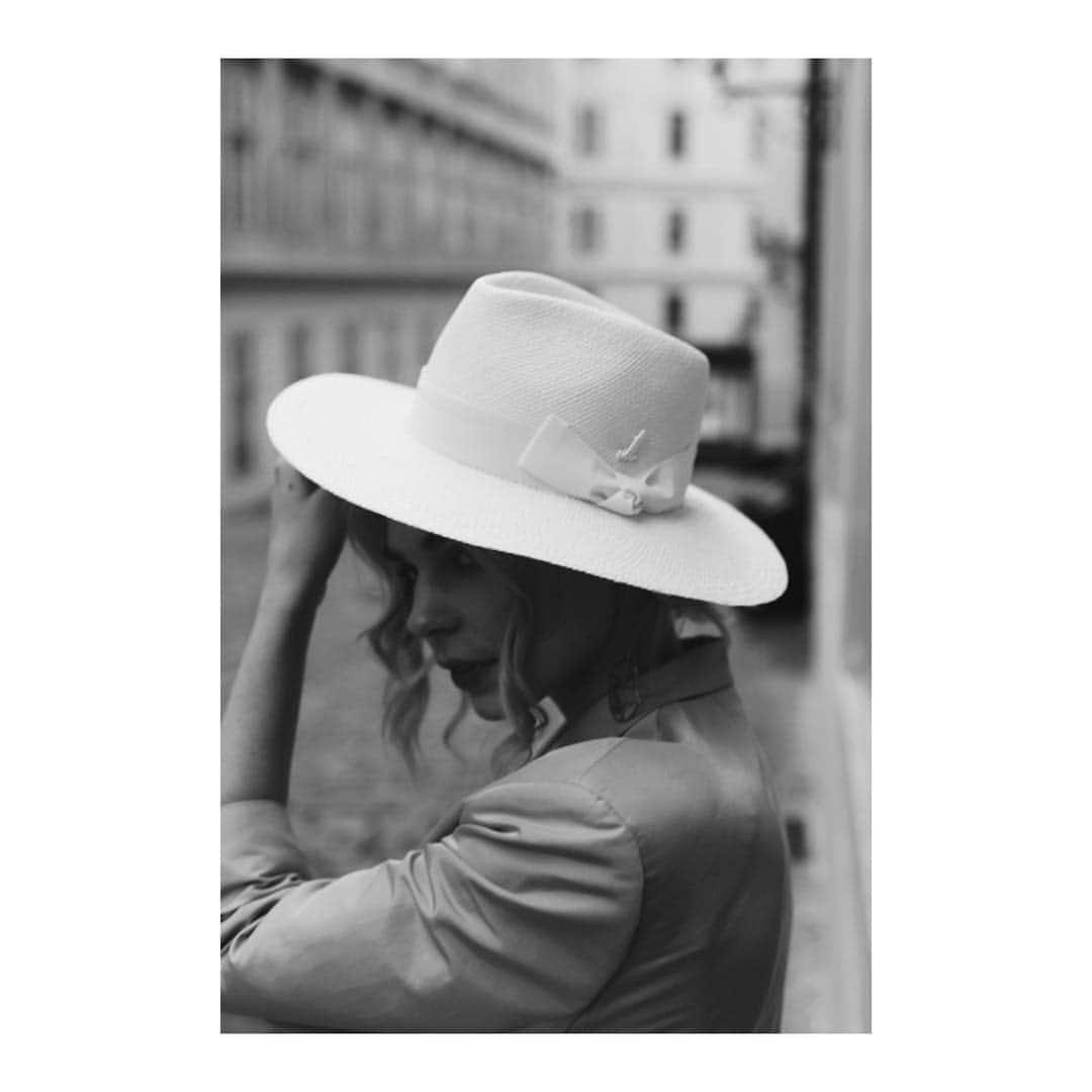 のインスタグラム：「#mühlbauer | #ss19 ▪️Arina and GIL ALESSIO. This #elegant , wide-brimmed #travellerhat is made of #panamastraw .  It’s #handmade in our #atelier in #vienna 🖤 📷 @ninakvk ▫️ @arinagreen ▫️ @burggasse24」