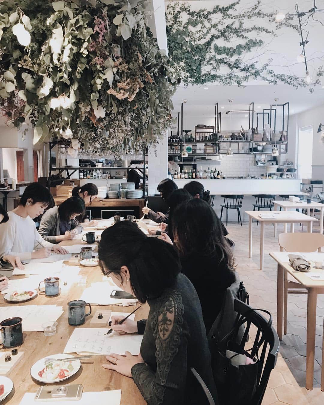 Veronica Halimさんのインスタグラム写真 - (Veronica HalimInstagram)「Earlier today, workshop at @soholm_tennozu for Modern Calligraphy and Illustrative card. Always good to be back here at this lovely space! Thank you all for joining the workshop! — #workshop #vhcalligraphy #truffypi #calligraphyworkshop #creativeworkshop #カリグラフィー #カリグラフィースタイリング #カリグラフィーワークショップ #モダンカリグラフィー #newyear #workshop2019 #penmanship #カリグラファ #tennozuisle #soholm #actus」3月19日 21時49分 - truffypi