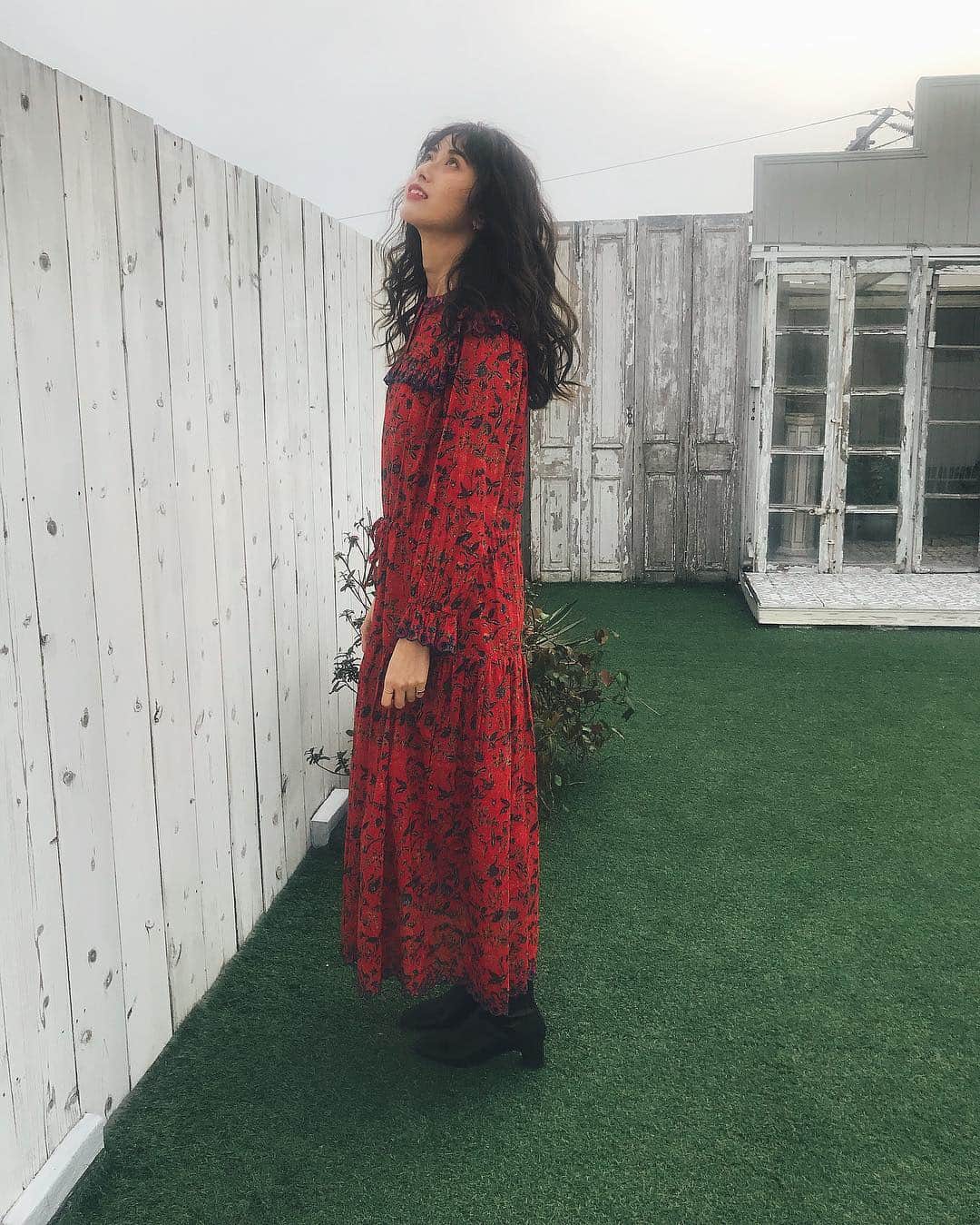 加納奈々美のインスタグラム：「色物に挑戦するって決めて買った 赤いワンピース🌹  ひとみちゃんが それに合わせて赤リップつけてくれた♡ @hitton_k  #isabelmarantetoile」