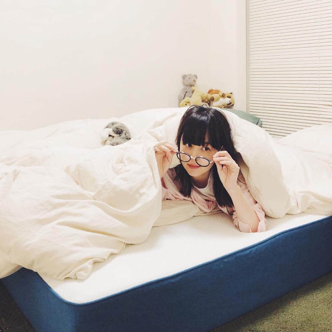のインスタグラム：「“永眠しそうになりました。”というレビューを見て きみに決めた👉⭐️ってなったオーストラリアの #コアラマットレス 🐨ついに届いた☺️☺️ ダブルが最近狭く感じてきて、ついにクイーンサイズにしたんですが、広いし快適、寝心地もふわふわで最高。。。！本当に変えてよかった☺️☺️ これを使うことで #WWF を通じてコアラの保護に繋がるのだそう🐨新生活でベッド探してる人がいたらおすすめしたいです🐨」