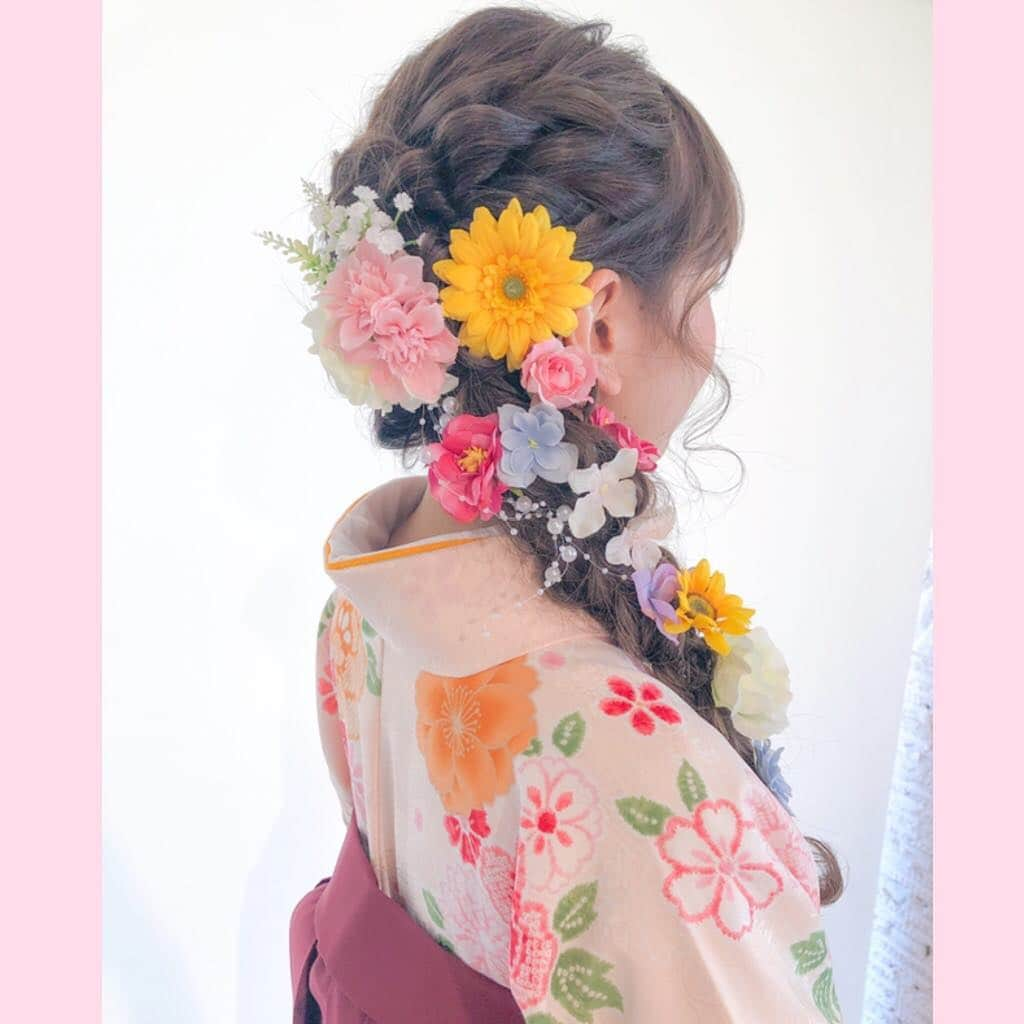 MOMOKOさんのインスタグラム写真 - (MOMOKOInstagram)「・ 造花でラプンツェルhair💐🎀💕 ・ 卒業式・成人式にオススメ💐💞 ・ ♡こちらのような卒業式や成人式のヘアセット ▷¥11300 (高校生♡20%off 大学・専門学生♡10%off) ・ 早朝のヘアセットも承っております♡ スタイルや付けるヘアアクセサリーにより 料金・施術時間が変わりますので、 ヘアセットに関してのご相談は お店に一度お電話頂けたら嬉しいです☎︎💕 ‌・ 結婚式のお呼ばれヘアセットなどもぜひ💓 フルアップ▷¥7700 ハーフアップ▷¥5700 巻きのみ▷¥4600 (高校生♡20%off 大学・専門学生♡10%off) ・ #shima#shimaaoyama#shima_momoko  #ヘアアレンジ#ヘアセット #結婚式#結婚式ヘア#結婚式ヘアセット #成人式#成人式ヘア#成人式ヘアセット  #卒業式#卒業式ヘア#卒業式ヘアセット #ラプンツェル#ラプンツェルヘア#ラプンツェルウェディング#ももセット」3月19日 21時53分 - momoko_girly