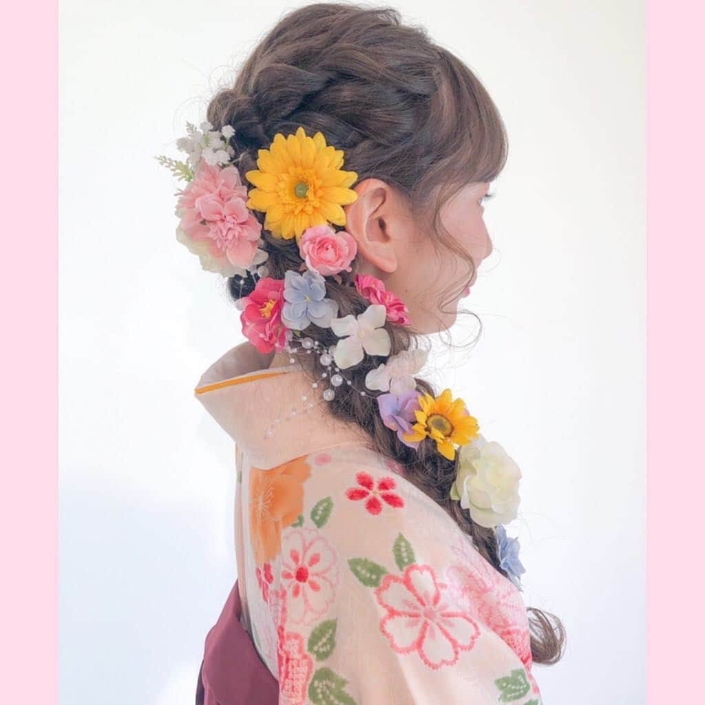 MOMOKOさんのインスタグラム写真 - (MOMOKOInstagram)「・ 造花でラプンツェルhair💐🎀💕 ・ 卒業式・成人式にオススメ💐💞 ・ ♡こちらのような卒業式や成人式のヘアセット ▷¥11300 (高校生♡20%off 大学・専門学生♡10%off) ・ 早朝のヘアセットも承っております♡ スタイルや付けるヘアアクセサリーにより 料金・施術時間が変わりますので、 ヘアセットに関してのご相談は お店に一度お電話頂けたら嬉しいです☎︎💕 ‌・ 結婚式のお呼ばれヘアセットなどもぜひ💓 フルアップ▷¥7700 ハーフアップ▷¥5700 巻きのみ▷¥4600 (高校生♡20%off 大学・専門学生♡10%off) ・ #shima#shimaaoyama#shima_momoko  #ヘアアレンジ#ヘアセット #結婚式#結婚式ヘア#結婚式ヘアセット #成人式#成人式ヘア#成人式ヘアセット  #卒業式#卒業式ヘア#卒業式ヘアセット #ラプンツェル#ラプンツェルヘア#ラプンツェルウェディング#ももセット」3月19日 21時53分 - momoko_girly