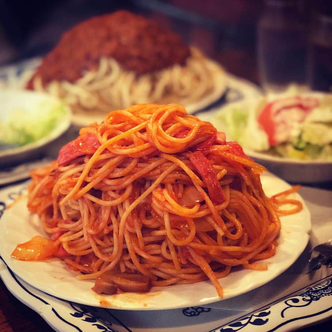 のインスタグラム：「さぼうる2 〜！！ ずっと行きたかったさぼうる。 そして久しぶりの神保町〜！ このてんこ盛りナポリタンを食べたくて😍  やぁ〜美味しかった。 外国の人も結構いたな。 みんなこの雰囲気好きなのかな🍹 . .  #食べれるかななんて思ったけど余裕だった笑 #ついでにバナナジュースとミルクセーキまで #明日はインスタライブやろうと思います〜 #ナポリタン  #さぼうる  #さぼうる2  #ミルクセーキ #純喫茶」