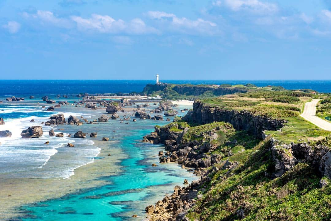 THE GATEさんのインスタグラム写真 - (THE GATEInstagram)「【Follow us! @thegate_japan】 THE GATE is a website for all journeys in Japan. Follow @thegate_japan for japan travel inspiration! . The Henna Cape Lighthouse(#平安名埼灯台) locates on East Henna Cape(#東平安名埼灯台) on Okinawa’s Miyako Islands(#宮古島)🏝✨ . In 1996, the lighthouse was opened to the public. From the lighthouse, you can get a view of the surrounding ocean. East Henna Cape was designated as a national scenic spot in 2007. . From an observatory located a bit away from East Henna Cape, you can get an amazing view of the cape and the ocean. A sunny day on Miyako Islands is paradise-like, with the blue ocean, white sands and lush greens. . . . . Check more information about Japan. →@thegate_japan . #Japan  #thegate_japan #travel #exploring #thegate #thegate_island #visitjapan #sightseeing #ilovejapan #triptojapan #beautifulsea #ocean #oceanviews #nature #beautifulnature #adventuretime #adventure #adventures #henna #hennacape #miyakoisland #miyakoislands」3月19日 22時04分 - thegate_travel