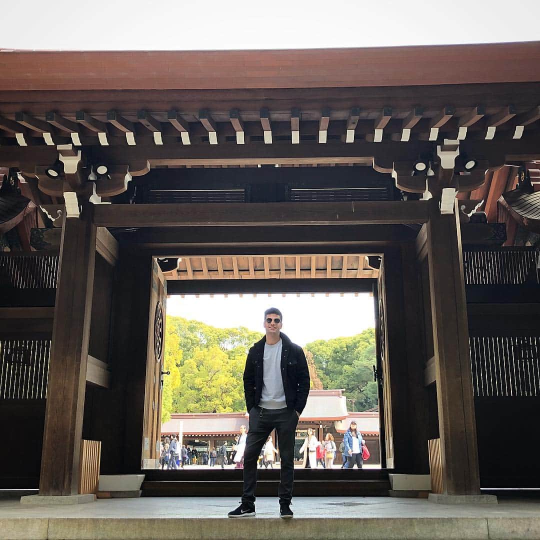 ハビエル・ラジャのインスタグラム：「Like @shawnmendes says... ‘All it takes is one flight’ ✈️🇯🇵 (but a long one 😅) . Loving Japan, as expected 🤗⛩ . Follow me this week to enjoy the #WorldFigure @isufigureskating  from a different perspective . 🎥⛸ @hieloespanol @graffigure」