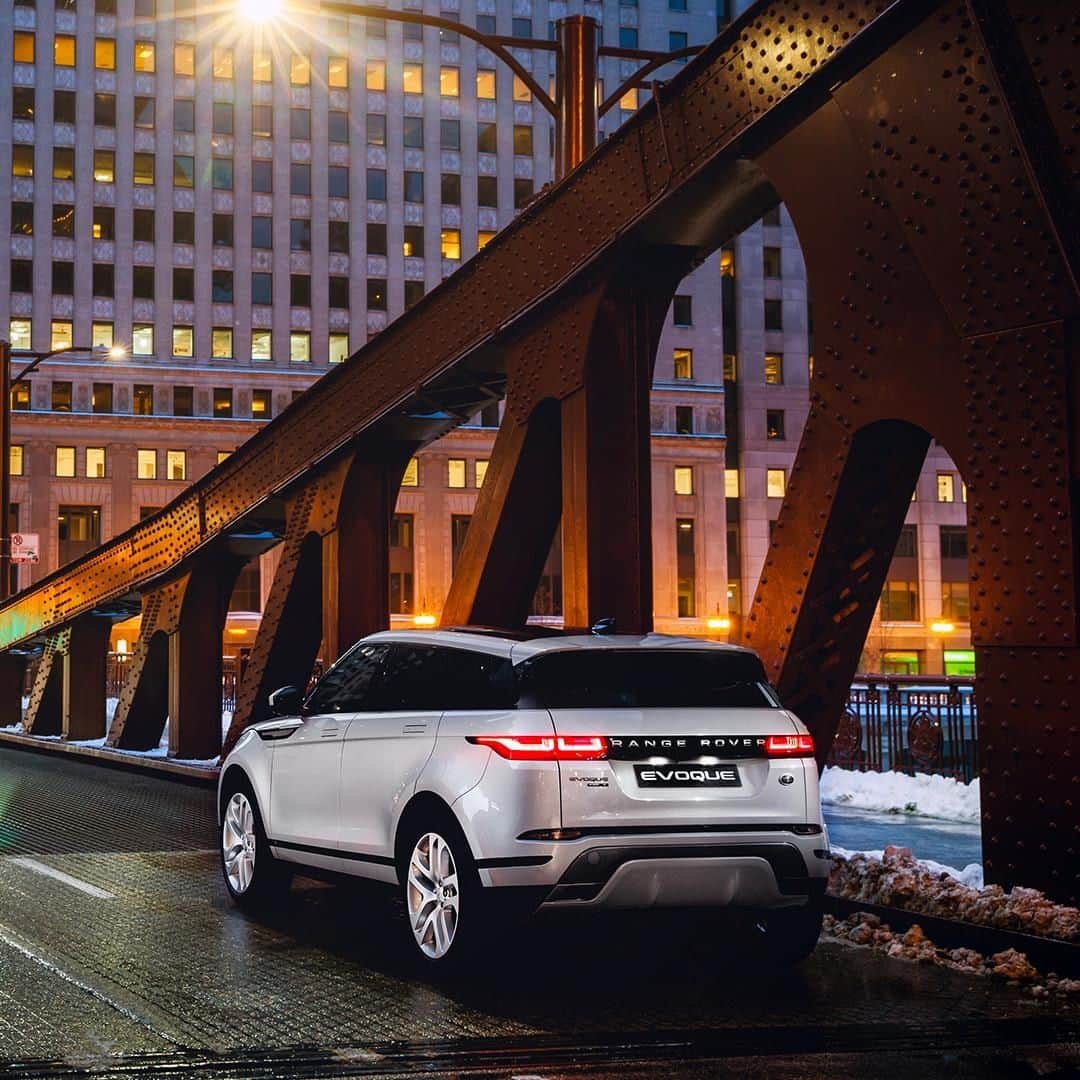 Land Roverさんのインスタグラム写真 - (Land RoverInstagram)「Bridging legendary #RangeRover design with contemporary refinement - New #RangeRover #Evoque.  #LiveForTheCity #CompactSUV #Design #Carsofinstagram #4x4 #Luxury #Instadesign #Elegance #SustainableStyle #SustainableLiving #SustainableLuxury #NightCity #NightCityLights」3月19日 22時00分 - landrover
