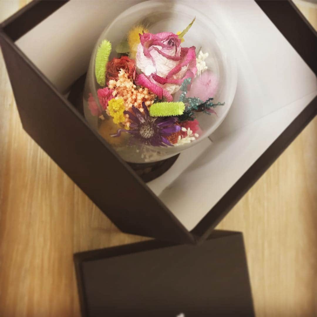 竹村優香のインスタグラム：「最近はまっているドライフラワーのアレンジメント作り💐 ずっと生花専門だったけど、、ドライフラワーは進化していて、カラフルだし扱いやすいしすぐできるし、本当に楽しい♪ ただ、生花と違って枯れないので（いや、すでに枯れてるのか笑）作った分だけどんどん増えてゆくよー🙀💐 #しあわせな悲鳴 #ドライフラワー  #dryflower #flowerarrangement」