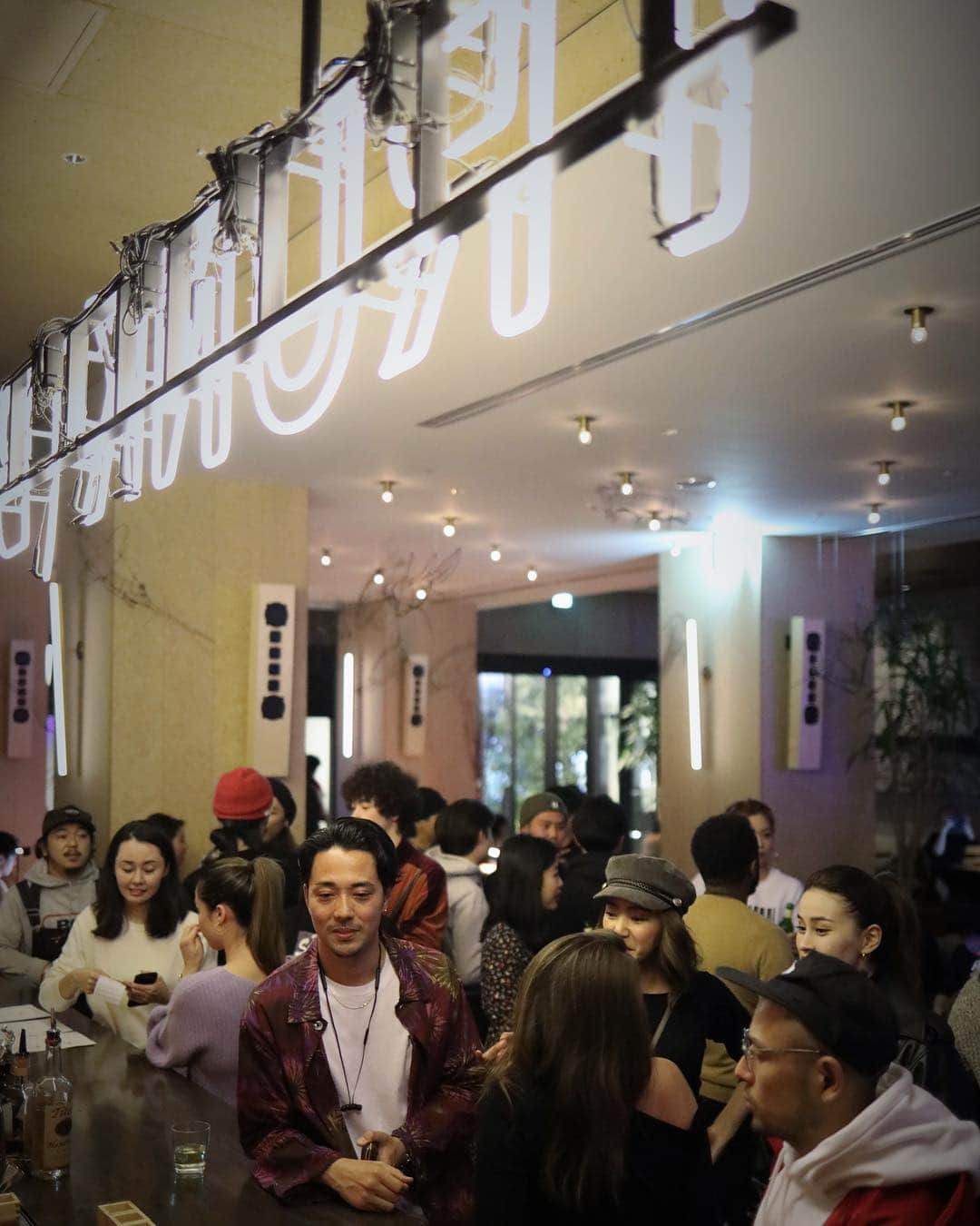 TRUNK(HOTEL)さんのインスタグラム写真 - (TRUNK(HOTEL)Instagram)「東京のあらゆるジャンル、世代の人達がこのイベントを通して交流し、新しい何かが生まれるキッカケになればと思いスタートしたイベント。Youthのカルチャーにクローズアップし、Youthの交流の場として、第一弾は代官山で夜な夜な開かれているシークレットイベント”weekly Store“を同時開催しました。 @kei__murakami @guerrilla_works @no_name_tokyo @underthebridge____ @pellshair @tiffcad @shingo1980 ⠀⠀⠀⠀⠀⠀⠀⠀⠀ ⠀⠀⠀⠀⠀⠀⠀⠀⠀ #trunkhotel #ブティックホテル #boutiquehotel #trunklounge #trunkbar #bar #dj #event #music #shibuya #tokyo #jingumae」3月19日 22時12分 - trunkhotel_catstreet