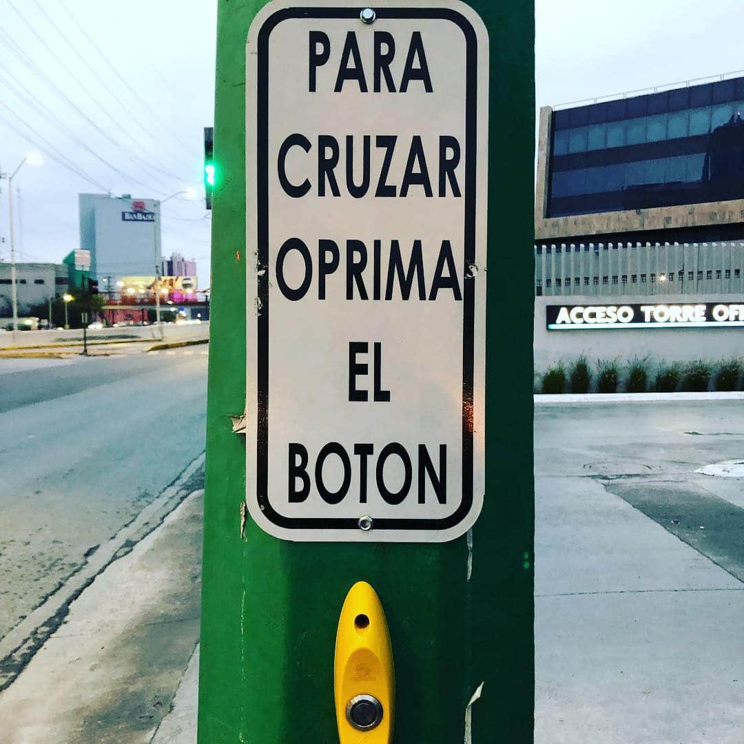 落合健太郎さんのインスタグラム写真 - (落合健太郎Instagram)「Hola! From Mexico  昨日モンテレイに着いて街を散策しようと歩いてみた。 交通ルール守らず、ビュンビュン車来てるのに渡っていく歩行者。 オレはボタンを押して待ってたけど、 壊れているらしかった、、、 ハロー、メキシコ。 #mexico  #オチ旅」3月19日 22時12分 - dj_ochiken1117