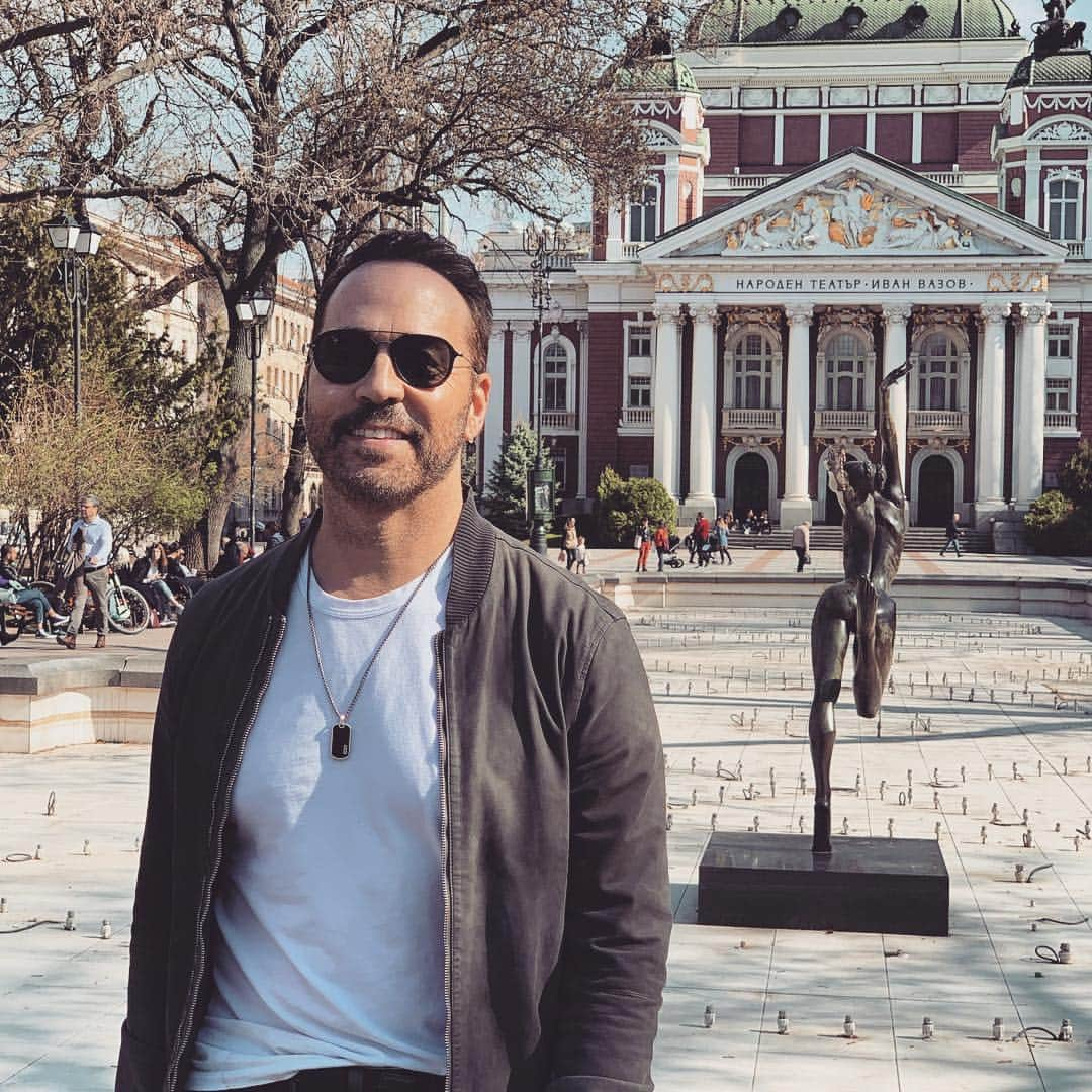 ジェレミー・ピヴェンさんのインスタグラム写真 - (ジェレミー・ピヴェンInstagram)「All roads lead to Bulgaria ... ( never thought I’d say that ) #sofia #bulgaria #setlife」3月19日 22時05分 - jeremypiven