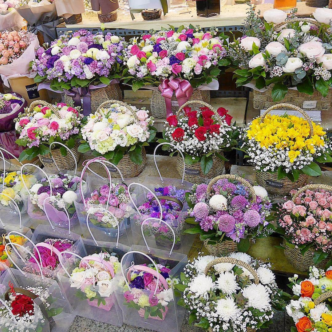 宮原華音さんのインスタグラム写真 - (宮原華音Instagram)「韓国のお花屋さんとに可愛い花ありすぎた💐 花屋さんの量も多い気がしたし 見てるだけで楽しかった。 持ち帰れるならたくさん 持ち帰りたいくらい可愛い花屋さん多かった💕」3月19日 22時06分 - miyahara_kanon