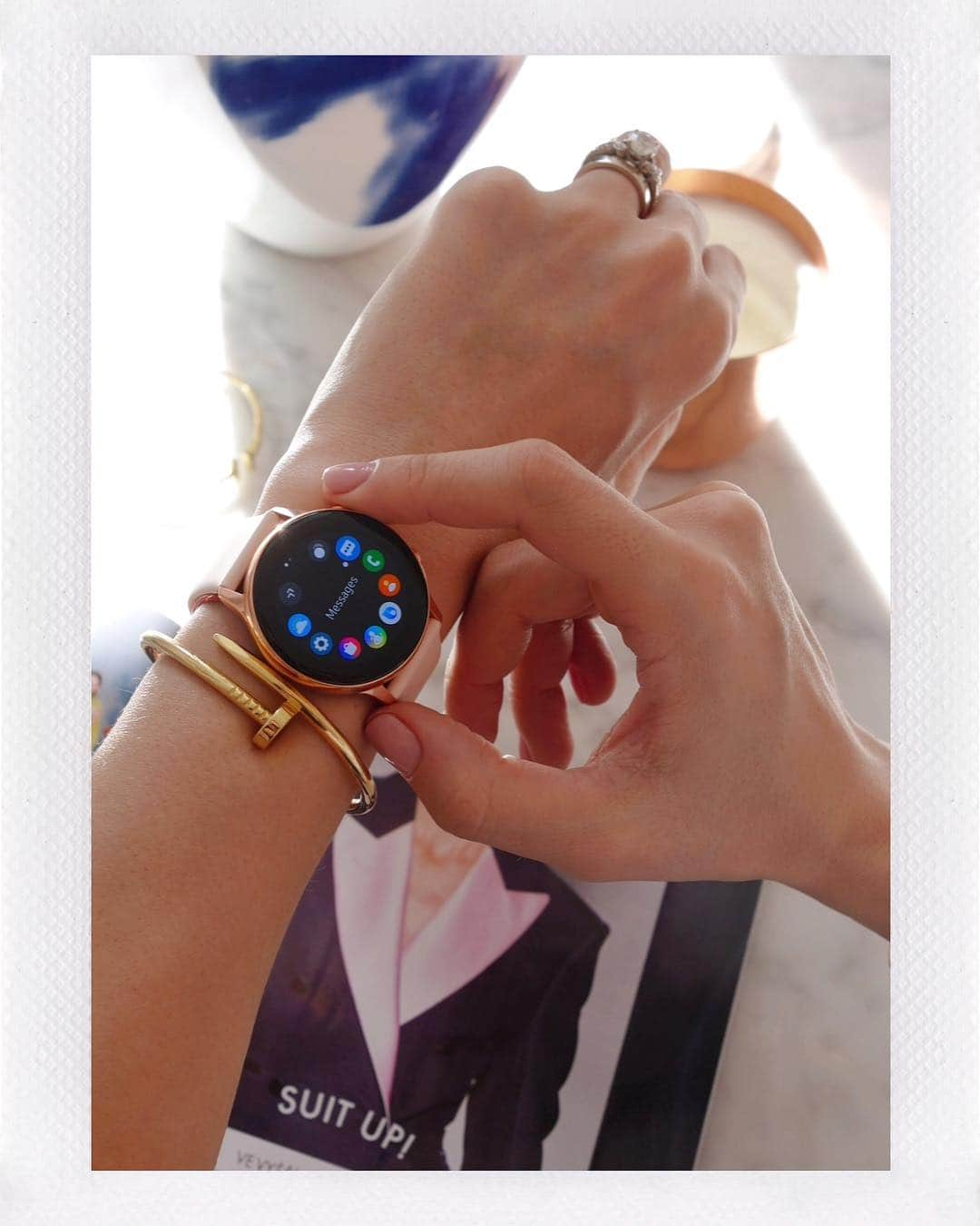 ELLE Czechさんのインスタグラム写真 - (ELLE CzechInstagram)「Hodinky Samsung Galaxy Watch Active jsou strážcem vašeho zdraví, o které nepřetržitě pečují. Kromě toho milujeme jejich design. Vybrat si můžete ze čtyř barevných provedení. Sledují a vyhodnocují vaši aktivitu v průběhu celého dne a vynikají svým elegantním designem. Pokud si hodinky předobjednáte do 31. 3., dostanete bezdrátovou powerbanku zdarma! #Samsung #GalaxyWatchActive #WithGalaxy @samsungczsk #ELLEad #ELLEczech」3月19日 22時09分 - elleczech