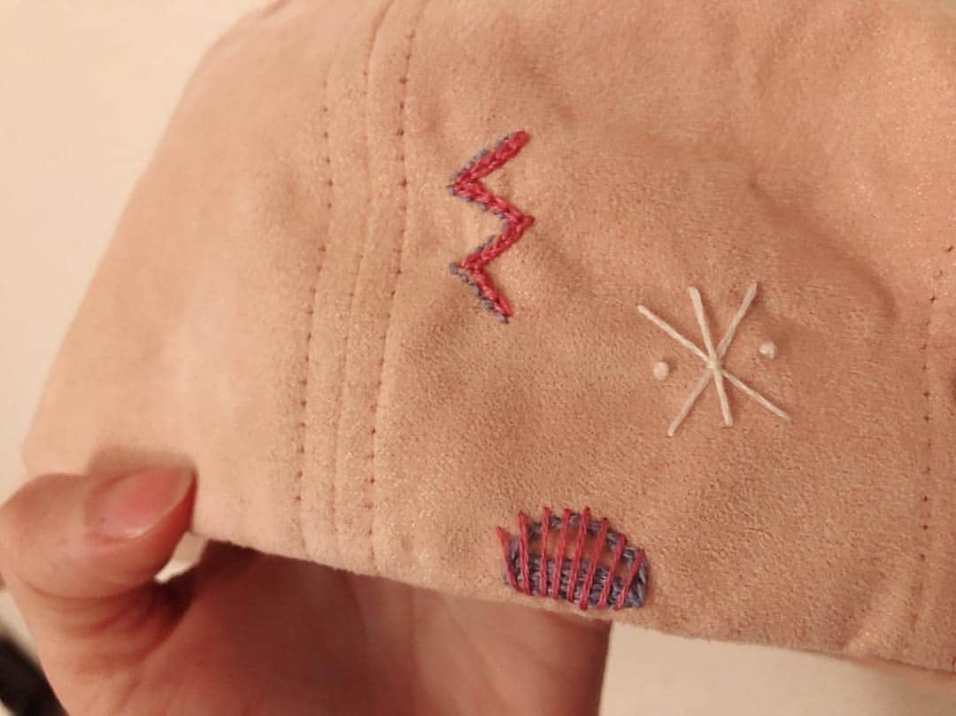 椎名琴音さんのインスタグラム写真 - (椎名琴音Instagram)「ピンクのキャップに 刺繍してみました 直感自己流刺繍」3月19日 22時15分 - sheena_cyborg_fourandahalf
