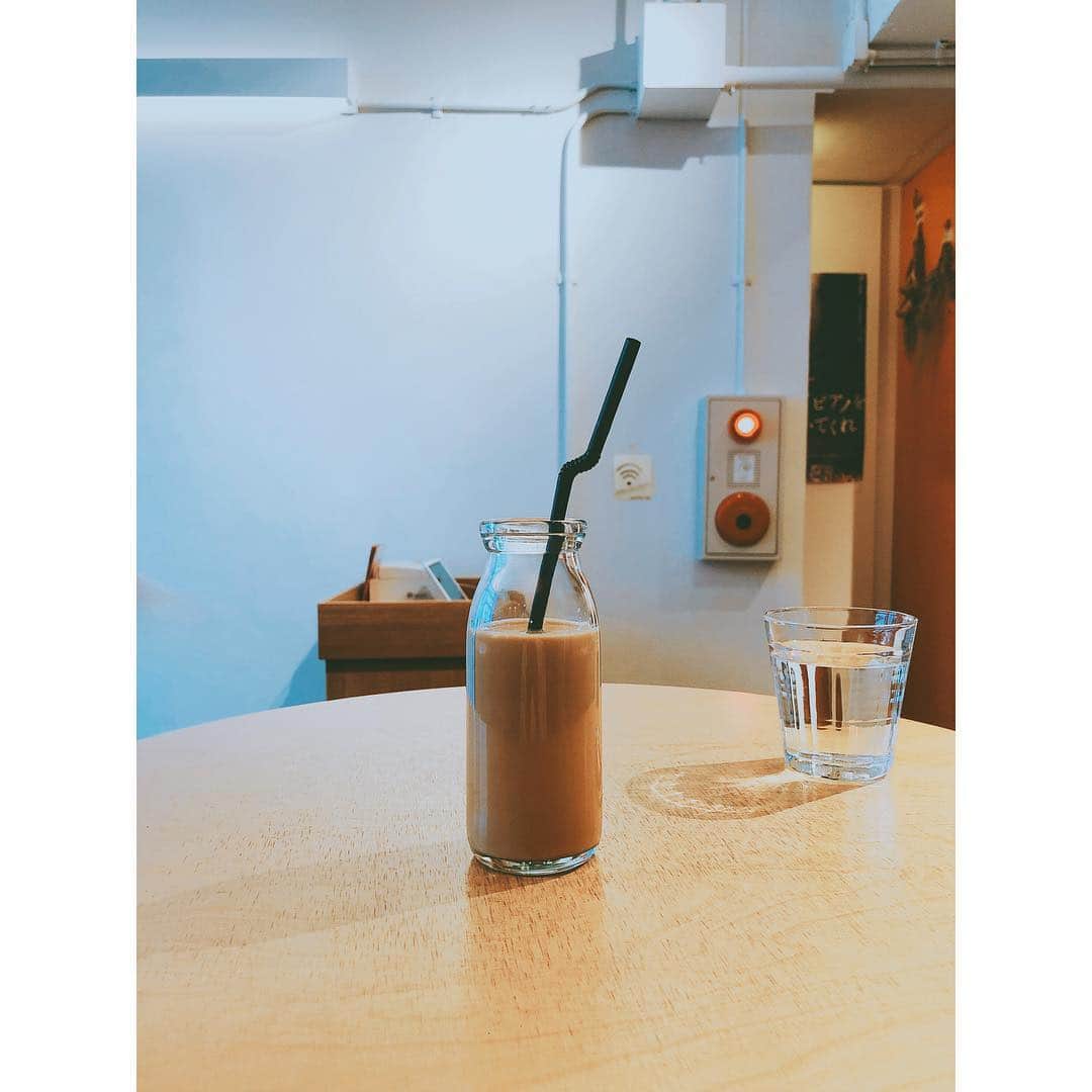 潘めぐみさんのインスタグラム写真 - (潘めぐみInstagram)「コーヒー牛乳 . 近くに立ち寄ると . ひと息入れにきちゃう。 . 仕事始めたてのときに . 母に教わった場所。 . #tokyo #富ヶ谷 #cafe #ミルク珈琲 #瓶 #かわいい #カフェごはん #yesterday」3月19日 22時15分 - han_meg_han