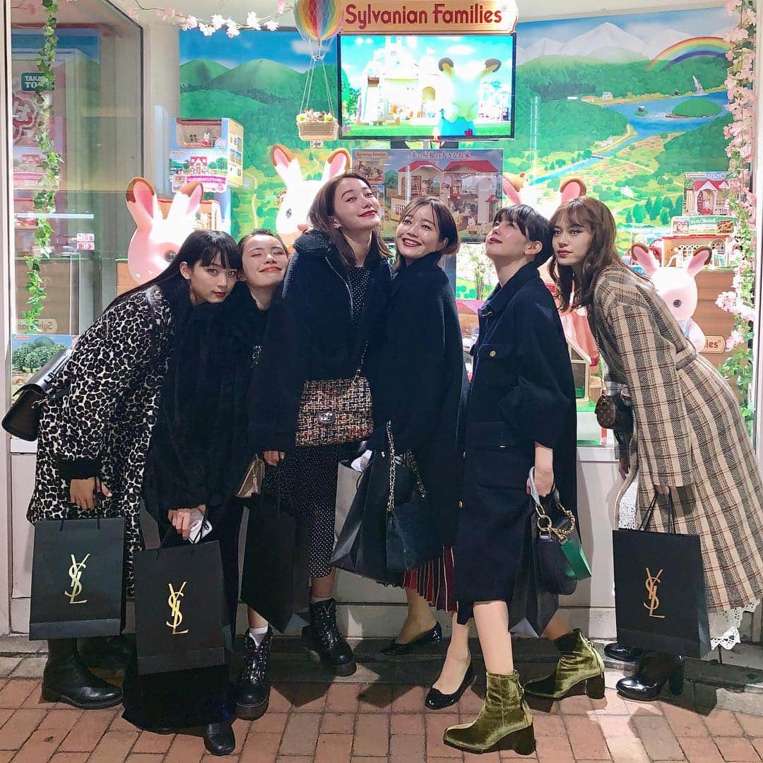 猪鼻ちひろのインスタグラム：「💋 美女に囲まれちゃって！ 👧🏻👧🏻👧🏻👩🏻👩🏻👧🏻 #帰るまでが遠足です #引率の先生 #が #ふたりいるよ👵🏻👵🏻 #適当な写真を載せてみた #なにこの写真」