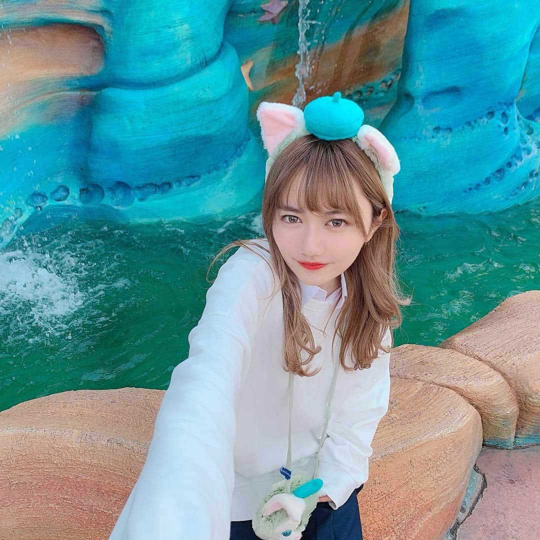 椎木里佳さんのインスタグラム写真 - (椎木里佳Instagram)「付きあいたての初めてのディズニーデートで先に立ち上がって歩こうとしたところいきなり腕を掴まれて無言で恋人つなぎしてくるツンデレの一個上の先輩彼女風 #こんなアオハル夢だった #女子高だったからラブロマンスなし #そもそも中3から社長だと #圧倒的非モテ」3月19日 22時29分 - rikashiiki