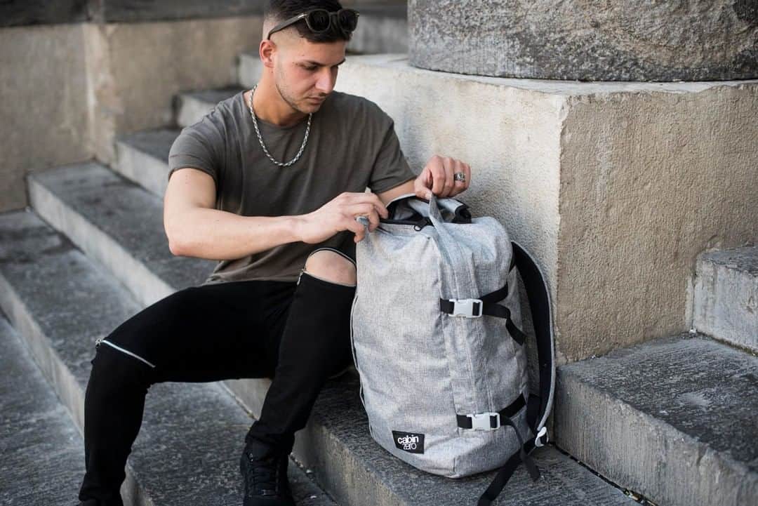 CABINZEROさんのインスタグラム写真 - (CABINZEROInstagram)「We believe that with smart packing, it’s possible to pack light for almost any trip. ✈️ #travelling #travel #world #wanderlust #backpacking #backpack #city #backpacker I📸 via @_vinsdelprete」3月19日 22時30分 - cabinzero