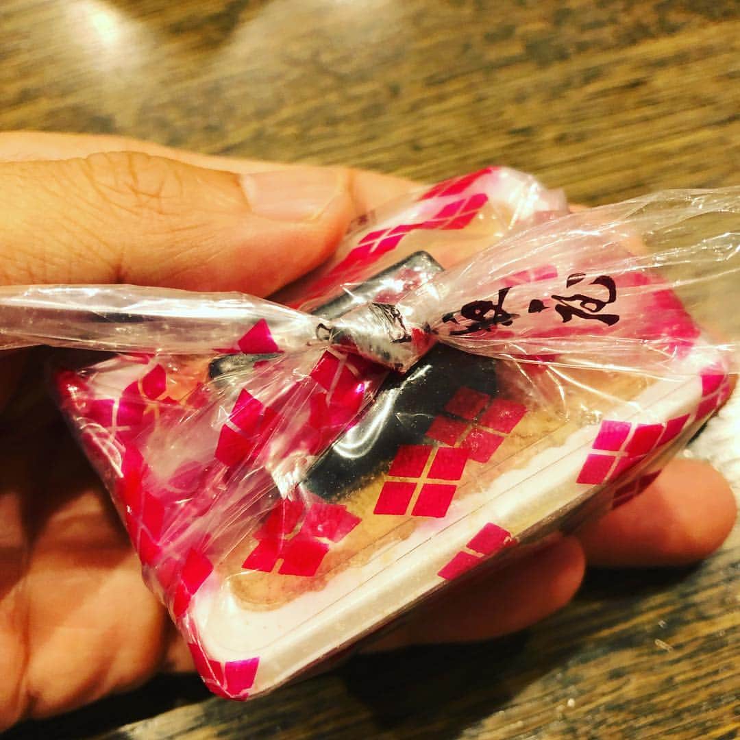神宮司治さんのインスタグラム写真 - (神宮司治Instagram)「昨日の帰りに買ってきた信玄餅！ これまた美味しいよねー！ 食べまーす！！ #神宮司治 #信玄餅 #山梨」3月19日 22時22分 - ojro_men
