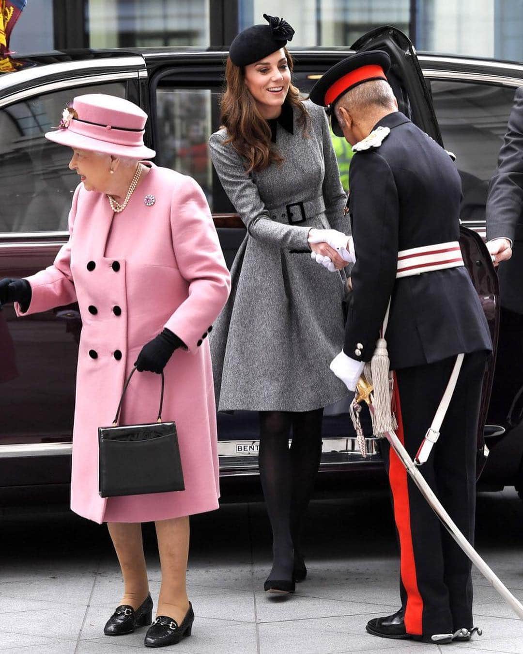 People Magazineさんのインスタグラム写真 - (People MagazineInstagram)「#KateMiddleton joined #QueenElizabeth for a joint outing — their first since she joined the royal family in 2011! Tap the bio link for more on their special appearance. 💕 | 📷: Samir Hussein/WireImage, James Veysey/REX/Shutterstock」3月19日 22時24分 - people