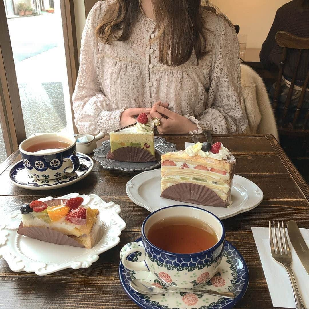 MERYさんのインスタグラム写真 - (MERYInstagram)「. フルーツたっぷりのミルクレープが大人気なこちらのカフェは、愛知県の名古屋市にある『cake&cafe NICOl（ケーキ＆カフェ ニコル）』。落ち着いた空間で、美味しいケーキを味わうと、友達との会話も弾むかも♡食器も可愛いので要チェックです♪ ＜cake&cafe NICOL @cake_cafe_nicol ＞ 住所 ：愛知県名古屋市中区千代田3-20 営業時間：12:00～20:00（日曜日は18:00まで） 定住日　：不定休 電話番号：052-331-9815 . MERYでは他にも「かわいい」に近づくさまざまな情報を発信しています。 @mery.beauty コスメ・美容に特化した情報をお届け♡ @mery_spot 話題のカフェやお出かけスポットをご紹介！ こちらもぜひチェックしてみてください！ . . photo by @ynyu.83 . #MERY #regram #instagram #photogenic #instagenic #instagood #instalike #instacafe #cafe #cake #cakeandcafenicol #nicol #sweets #afternoontea #tea #名古屋カフェ #カフェ #カフェ巡り #ケーキアンドカフェニコル #ミルクレープ #愛知カフェ #カフェ活 #カフェ好きな人と繋がりたい #カフェ部 #ケーキ #スイーツ #レトロ #女子会 #MERY女子 #メリー」3月19日 22時25分 - mery.jp