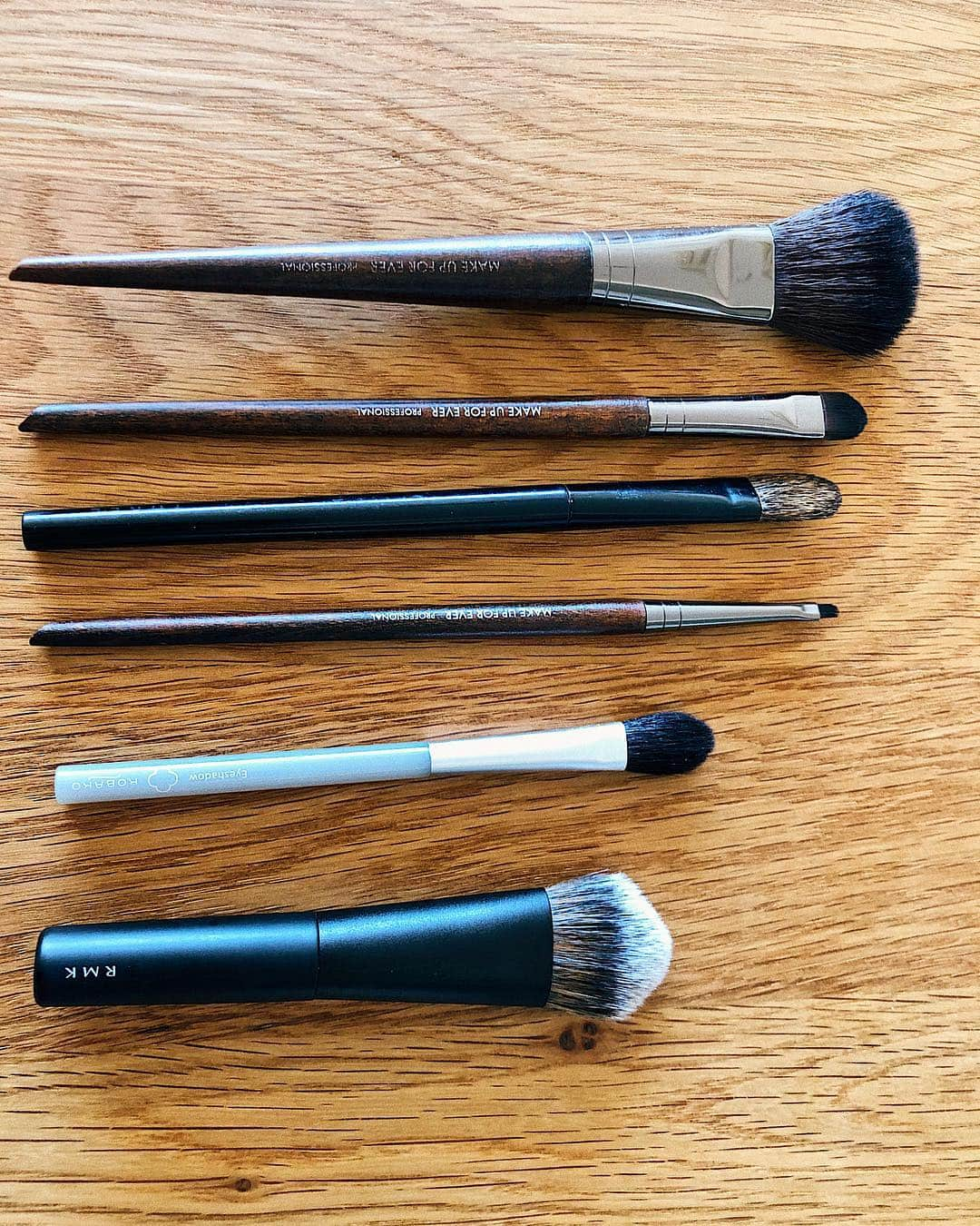 シャウラさんのインスタグラム写真 - (シャウラInstagram)「One of the things you do when you’re stuck at home sick and feel better for a quick second. Clean your make up brushes. And then you go back to being sick again. Introducing for the first time ever my very clean make up brushes. Types and brands listed below. 一瞬体調が良くなってやったこと。普段なかなか手が付かないメイクブラシのお掃除。お掃除後またすぐ気持ちが悪くなるの巻。私のメイクブラシを上から順番に種類とブランドをご紹介。 1. Cheek- #makeupforever 2. Eyeshadow-makeupforever 3. Shimmer- #THREE 4. Eye liner- makeupforever 5. Highlights- #kobako  6. Foundation- #rmk  #beauty #makeup #メイク」3月19日 22時31分 - shaula_vogue