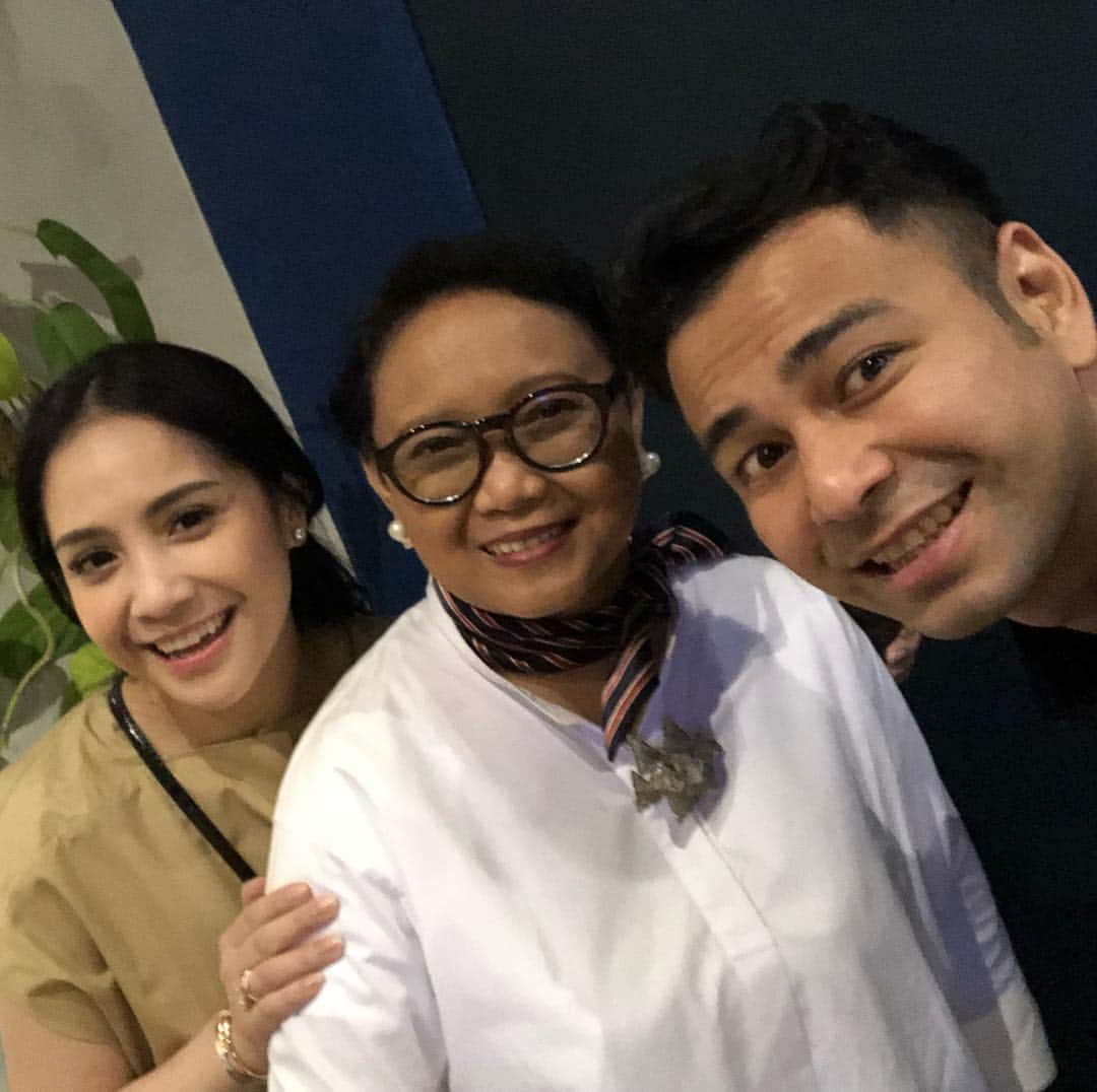 Raffi Ahmadさんのインスタグラム写真 - (Raffi AhmadInstagram)「Trimakasih atas waktunya Bu @retno_marsudi .... Menteri Luar Negeri pertama wanita 🤗😍🔥 dan selamat ulang tahun pernikahan ya bu 🙏 tunggu Vlog kita yaaa 🙏」3月19日 22時31分 - raffinagita1717