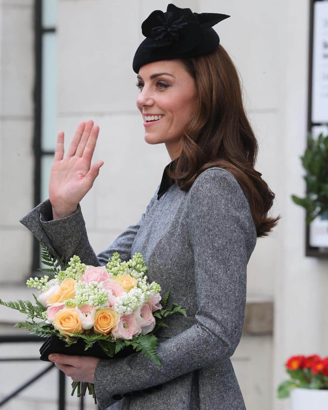 Just Jaredさんのインスタグラム写真 - (Just JaredInstagram)「Duchess Kate Middleton in @catwalkerco and Queen Elizabeth are on their first solo outing together today to visit King’s College. They once before went on a royal outing together, back in March of 2012, but they were joined by the Queen’s husband that day.  #KateMiddleton #QueenElizabeth Photos: Getty/Wenn」3月19日 22時33分 - justjared