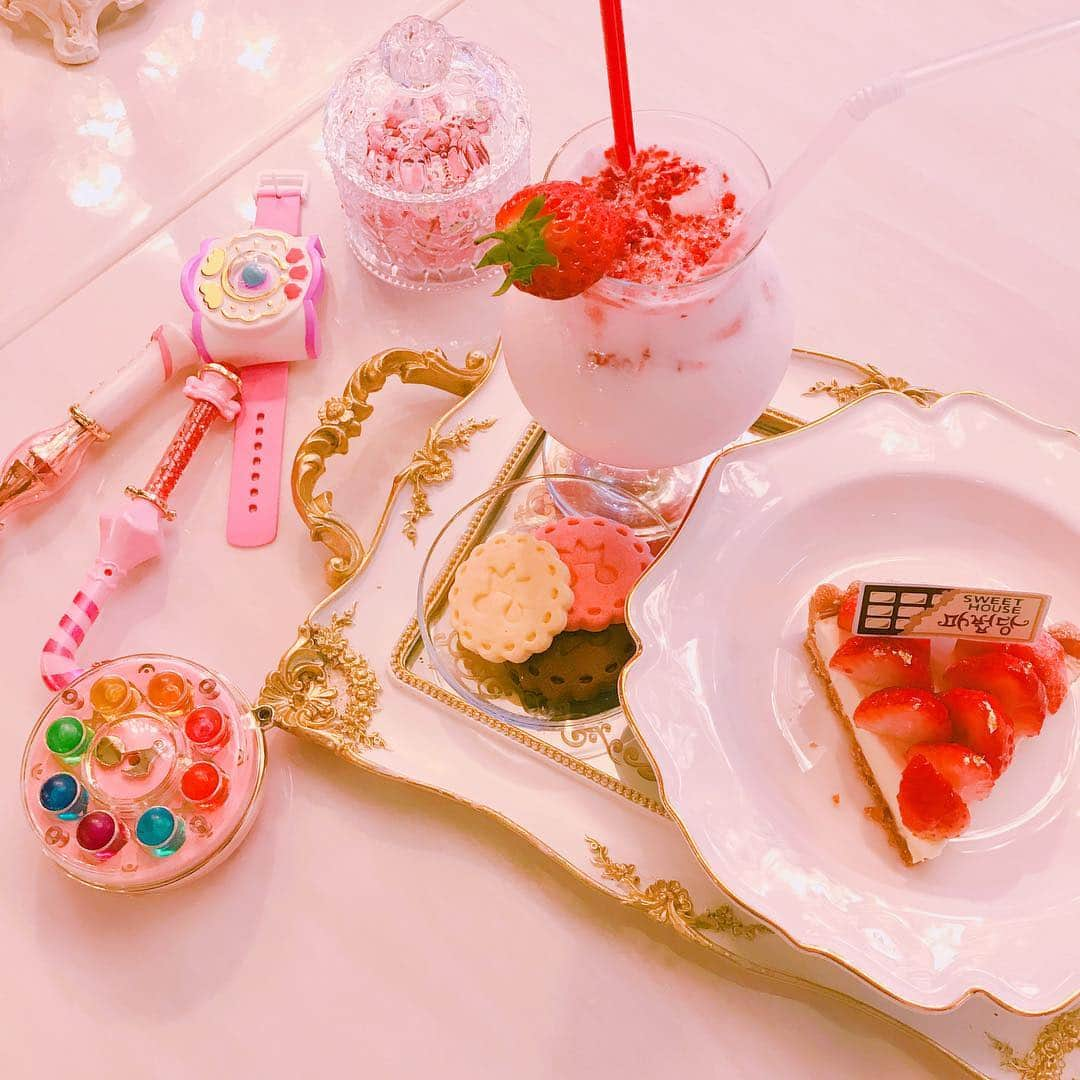 川崎成美さんのインスタグラム写真 - (川崎成美Instagram)「おジャ魔女どれみカフェ🍰💓 . #마법당 #홍대카페  #おジャ魔女どれみ」3月19日 22時34分 - naru_1127