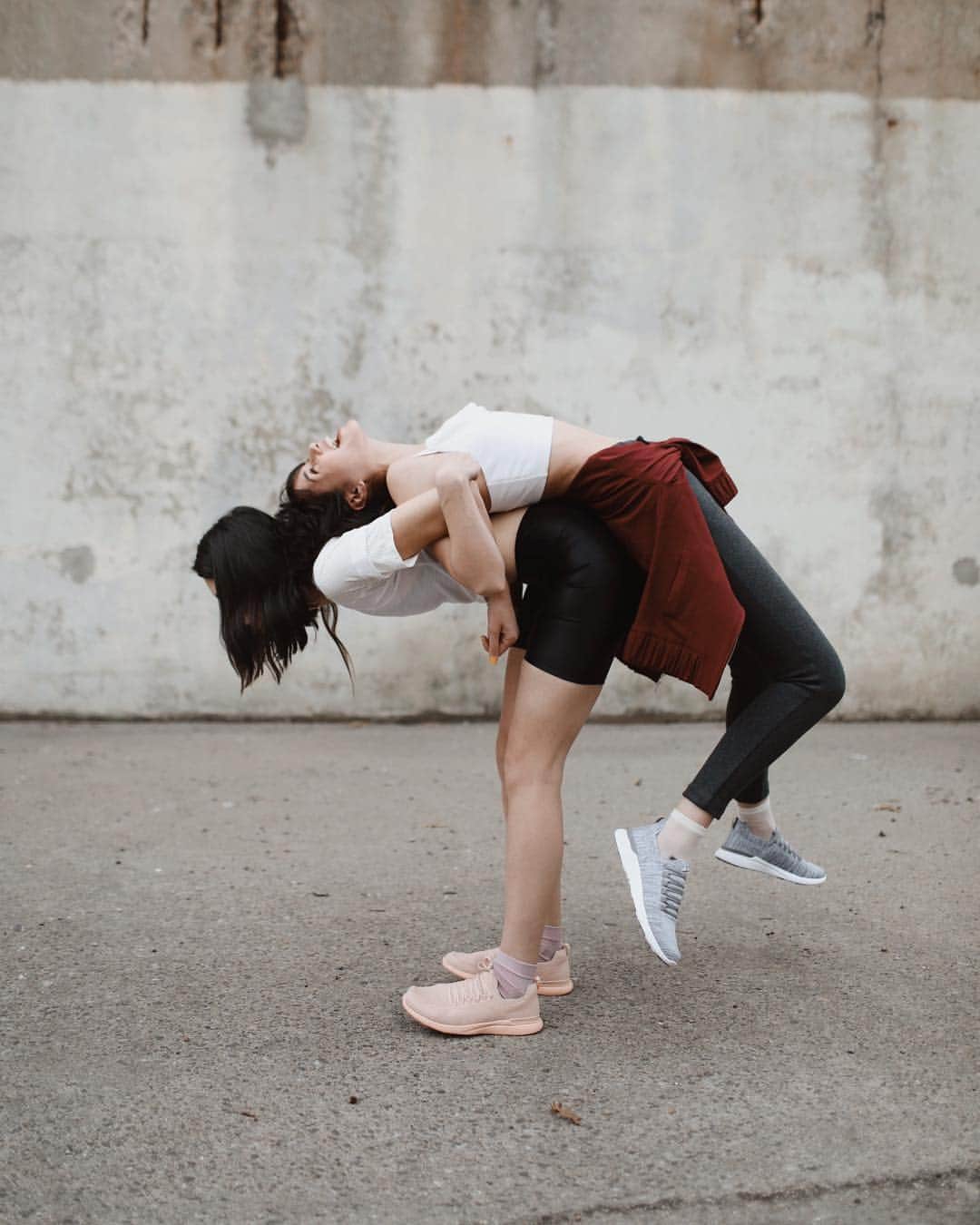 ナタリー・スアレスさんのインスタグラム写真 - (ナタリー・スアレスInstagram)「The new collection from @thewoolmarkcompany x @apl celebrates Merino wool as a sustainable and comfortable fiber made for any active lifestyle. This super chic collection of tanks, leggings, and even Merino wool sneakers are made to last longer, wear after wear. My current mindset when shopping is: invest in higher quality natural materials, and buy less. These are pieces that require me to wash less, wear more, and perform better no matter what workout I’m doing on or off the mat. #merinowool #apl #SUAREZSISTERS @dylanasuarez」3月19日 22時38分 - natalieoffduty