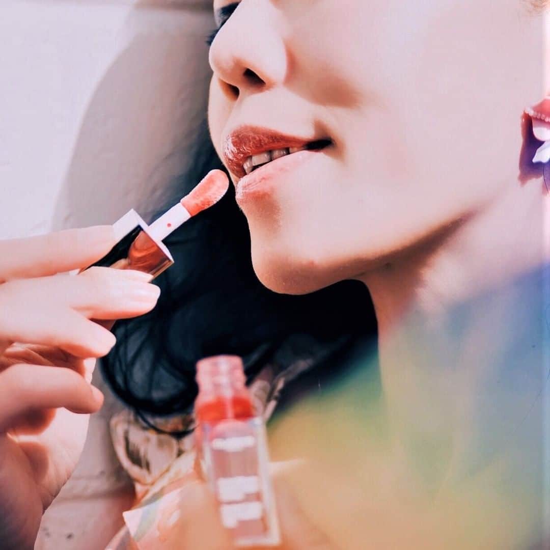 CLARINSさんのインスタグラム写真 - (CLARINSInstagram)「Swipe for a good time 😉 Did you know our lip oils are infused with 100% pure plant oils to instantly nourish, soothe and plump lips? 📷: @halliedaily #ClarinsSkincare」3月19日 22時40分 - clarinsusa