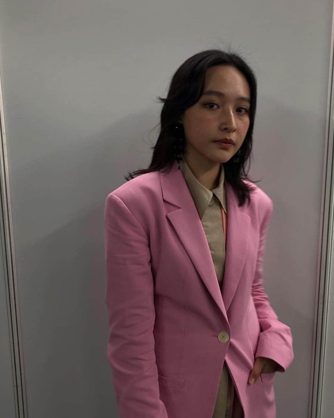 ハンナ・チャンのインスタグラム：「Filmart 電影『墮落花』發佈 敬請密切留意～♡ . Outfits from @LOEWE #LOEWE #LOEWESS19」