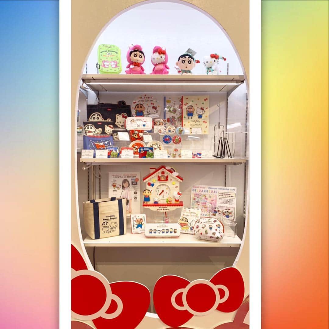 愛内里菜のインスタグラム：「サンリオエキスポ2019﻿ 今回の1番のお目当ては‼️﻿ ﻿ じゃじゃーん✨✨✨﻿ ﻿ ハローキティ×クレヨンしんちゃん﻿ でしたー☺️﻿ ﻿ 親友ちゃんが全てデザイン手がけて﻿ BEAMSやCA4LAともコラボが決まって﻿ すごい😆﻿ ﻿ チョコビのポーチが私的にツボ😍﻿ ﻿ 親友ちゃんがこの展示会の日まで﻿ 寝る間を惜しんで、必死に手掛けてたので﻿ ブースを見て感動でした🥺✨﻿ ﻿ コラボカフェの ﻿ ポスターもめっちゃ可愛いよね❤️﻿ ﻿ くじ引きは﻿ コンビニでできるんだって😉﻿ ハズレないって めちゃ嬉しい😍﻿ 何があたるかなぁ‼️‼️﻿ ﻿ #サンリオエキスポ2019﻿ #ハローキティ﻿ #クレヨンしんちゃん﻿ #サンリオ #@sanrio﻿ #チョコビ﻿ #くじ #コンビニ限定﻿ #デザイナー﻿ #hellokittylove﻿ ﻿ ﻿ ﻿ ﻿」