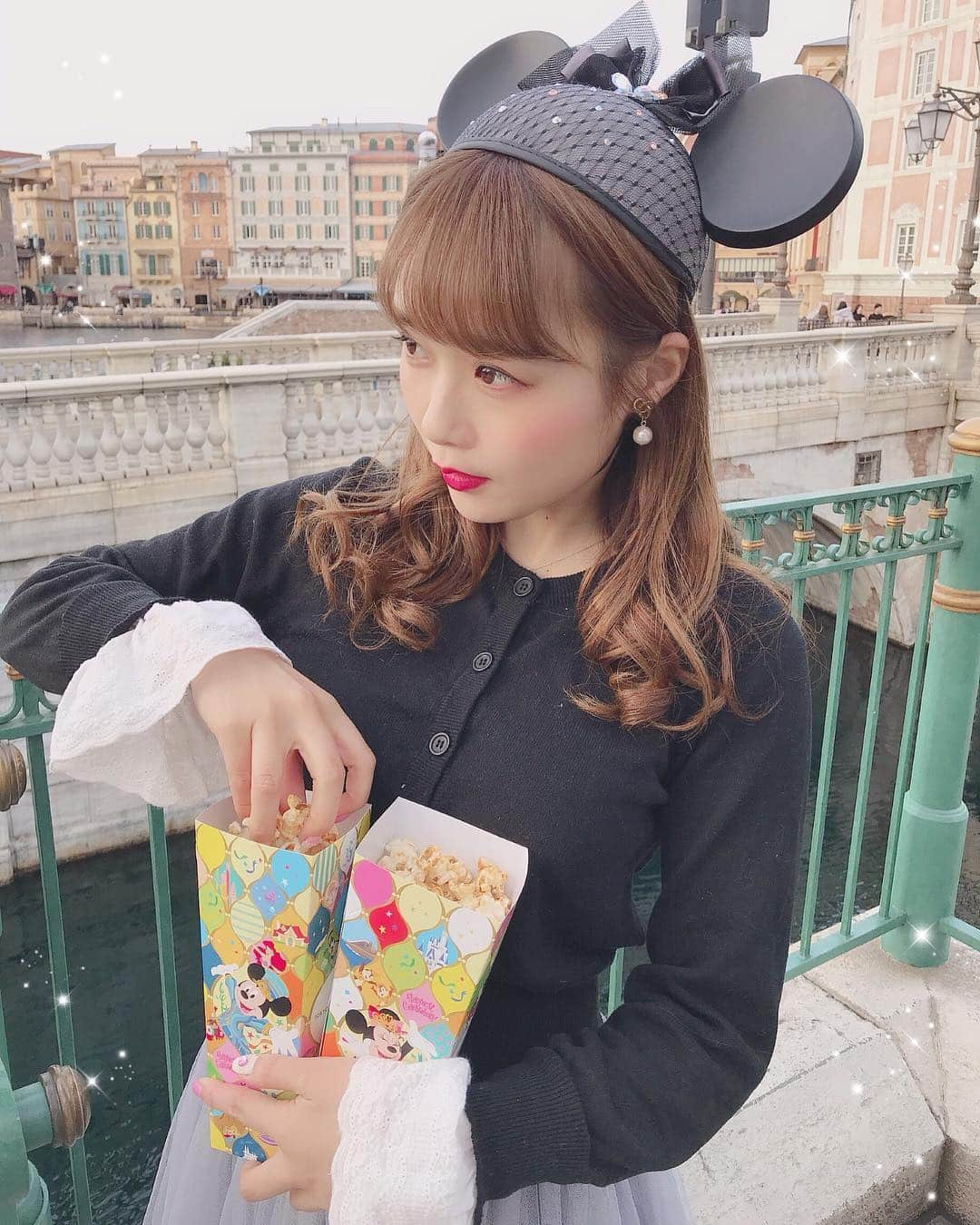 計良日向子（ひなひ）さんのインスタグラム写真 - (計良日向子（ひなひ）Instagram)「. . ポップコーン🍿💕 バケット買ったときの引換券で！ 引換券だと二箱だからお得感✨ . . . #tokyodisneysea #disneysea #disney #tds #ディズニーシー #ディズニー #ディズニーバウンド #ディズニーコーデ #私服 #coordinate #evelyn #shoplist #ポップコーンバケット #ポップコーン #minniemouse #35周年 #レースアップ #love #instagood」3月19日 22時44分 - kerahinako1105