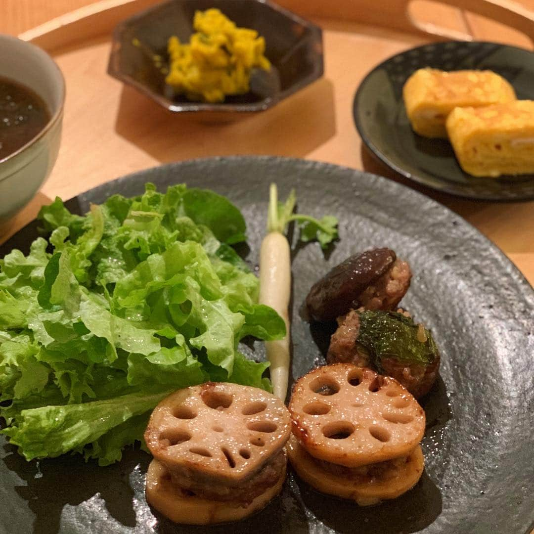 OKAさんのインスタグラム写真 - (OKAInstagram)「蓮根が余った日。  蓮根のはさみハンバーグ、 しいたけの肉詰め、出汁巻卵 アオサ汁、かぼちゃのサラダ  #地味飯 #吉田直嗣 #坂井千尋 #自宅で玄米定食」3月19日 22時55分 - ytrpics