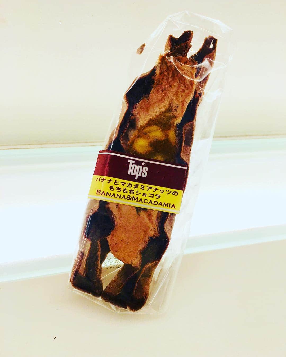 西川忠志さんのインスタグラム写真 - (西川忠志Instagram)「Top's。  Top'sのチョコレートケーキ大好きですが！  な・な・なんと本日！写真にあります通り この商品を知りました！  バナナとマカダミアナッツのもちもちショコラ！  キャー‼️美味しーい😋‼️🤤‼️ 。  昨年12月1日からの新商品だとか！ まぁチョコレートとバナナとマカダミアナッツ！ そしてネーミング通り、もちもちチョコワッフルの ハーモニー最高‼️絶妙‼️ 。  さすがTop's👍  #赤坂トップス #トップス #tops  #バナナとマカダミアナッツのもちもちショコラ #ワッフル  #美味しい #絶妙 #東京スイーツ #スイーツ #西川忠志 #吉本新喜劇 #よしもと新喜劇  #ありがとうございます #感謝」3月19日 22時48分 - nishikawa_tada